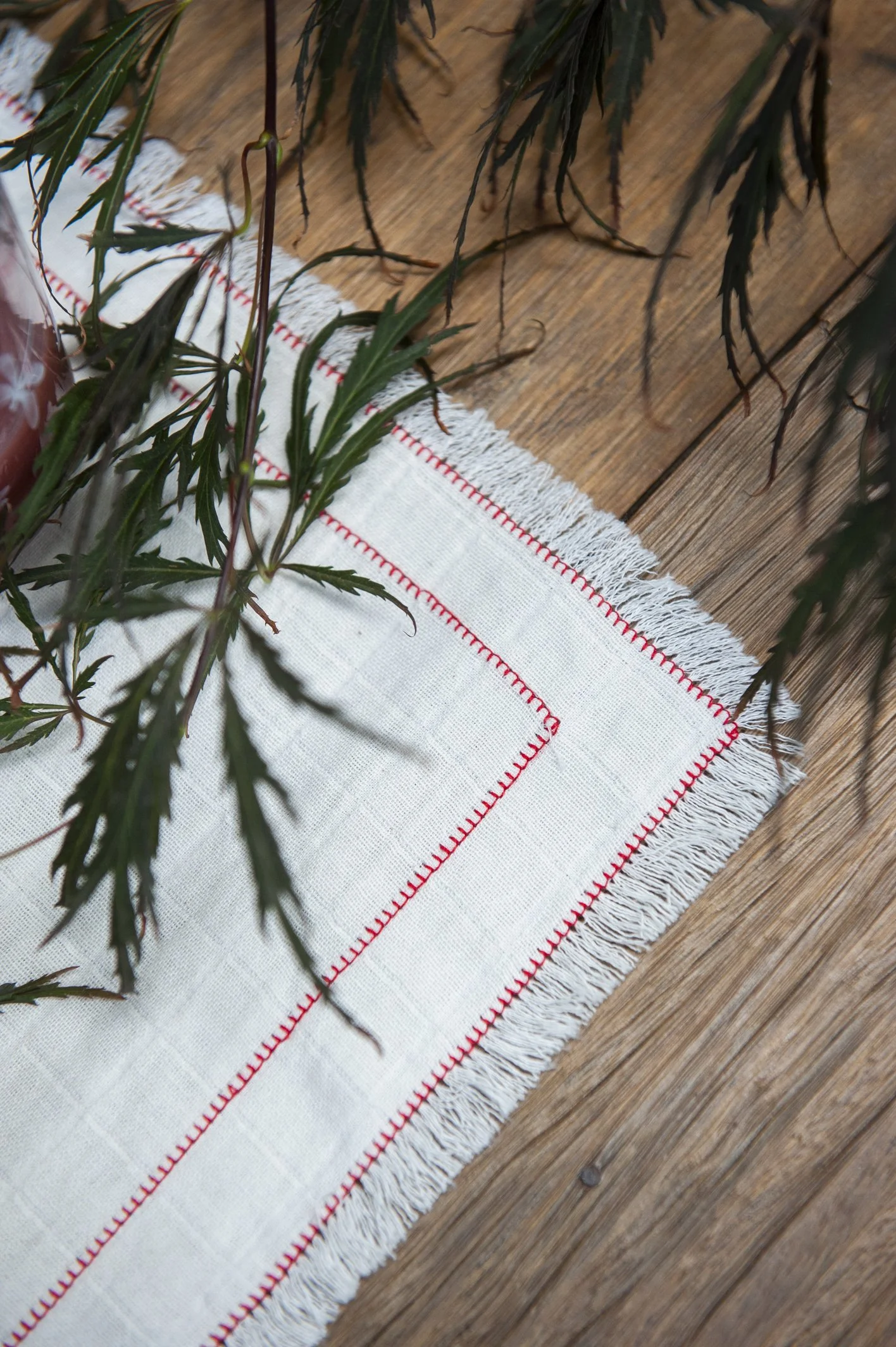 AW25_105_set 2 natural placemats with 2 blanket stitch frame red.jpg