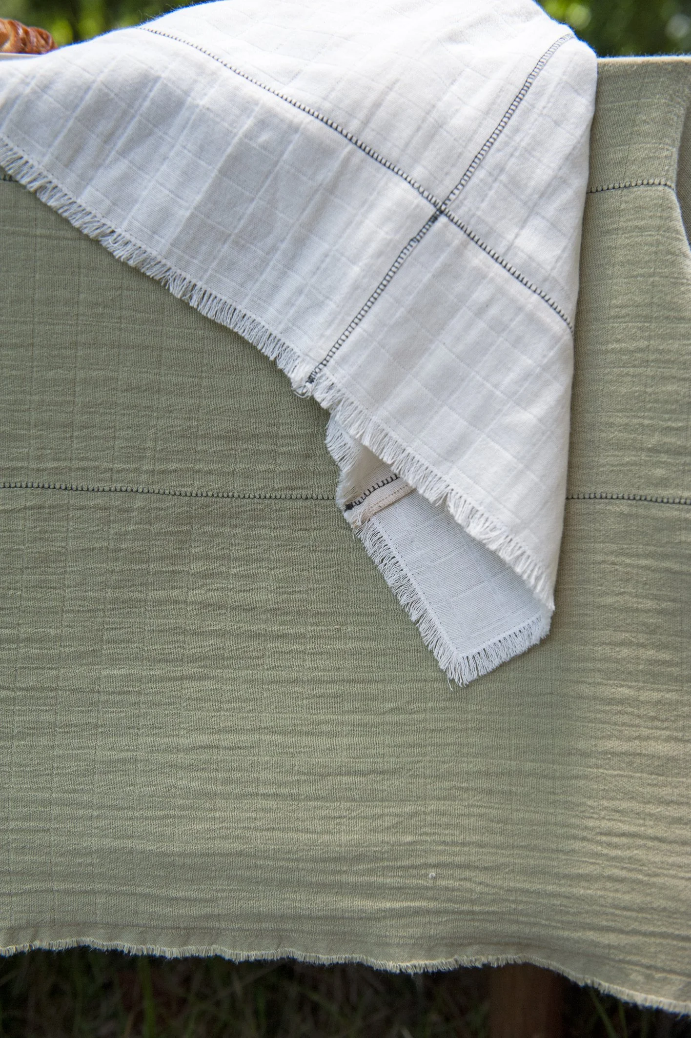 AW25_98_Set 2 Natural Cut & Sew Napkins Bottle Green Blanket Stitch.jpg