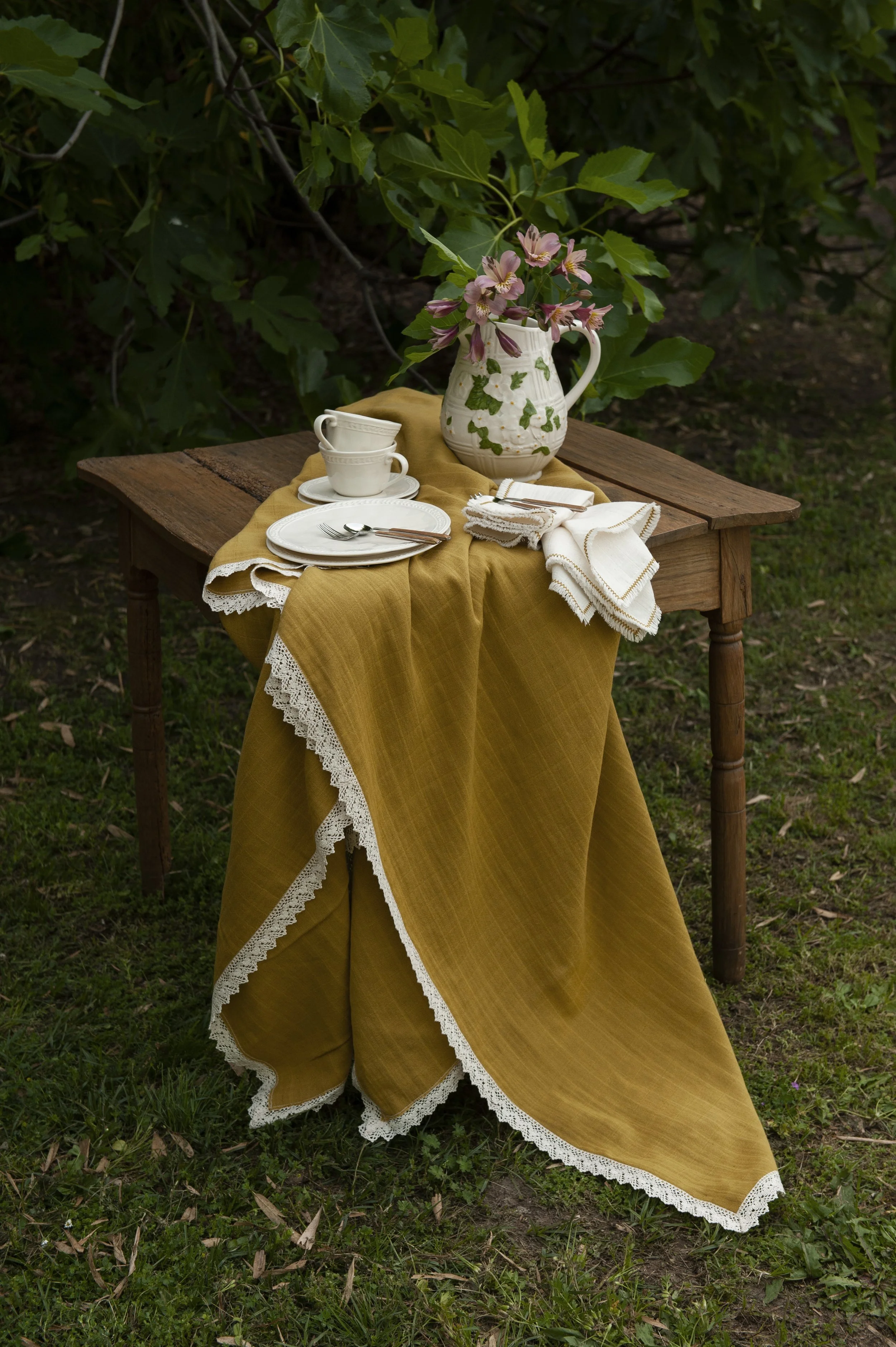 SS26_65_Table Cloth Mustard with Scallop Lace all around+Napkin Natural with Mustard double Zig Zag & Fringes.jpg