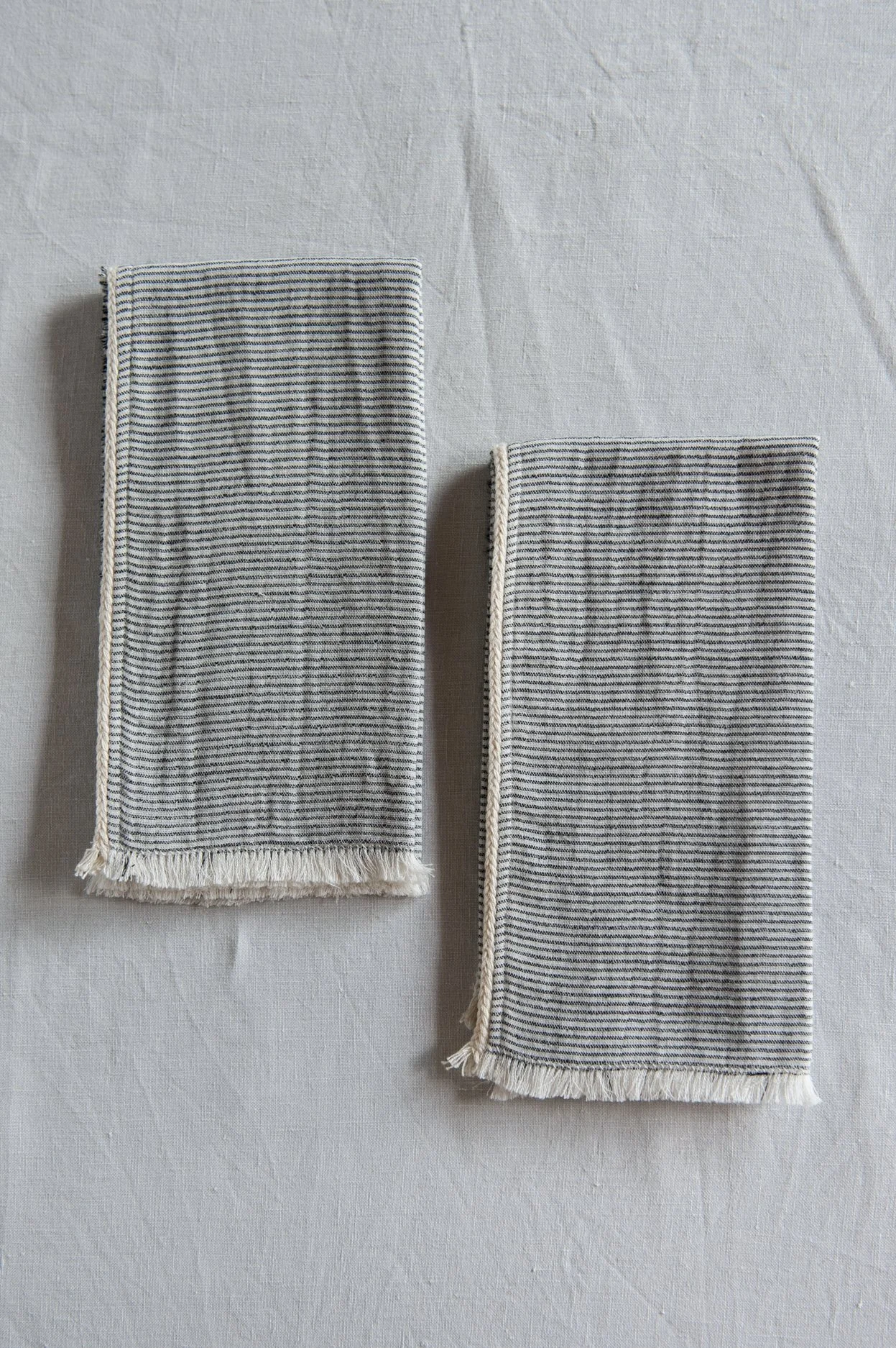 AW25_5_set 2 napkins feeder stripe charcoal grey w piping_product.jpg