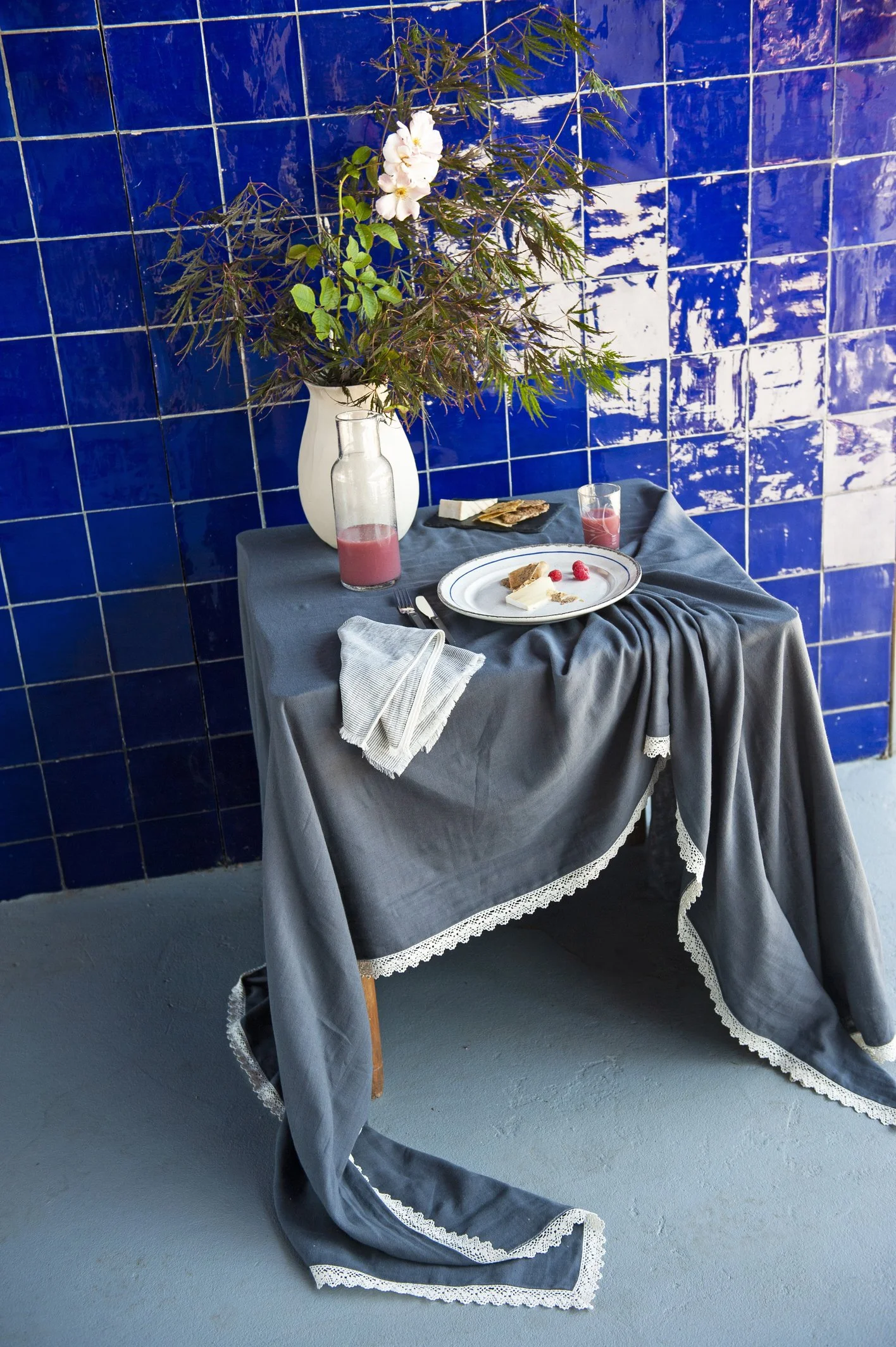 AW25_75_Table Cloth Dk Grey with Scallop Lace All Around 140 x 260 cm.jpg