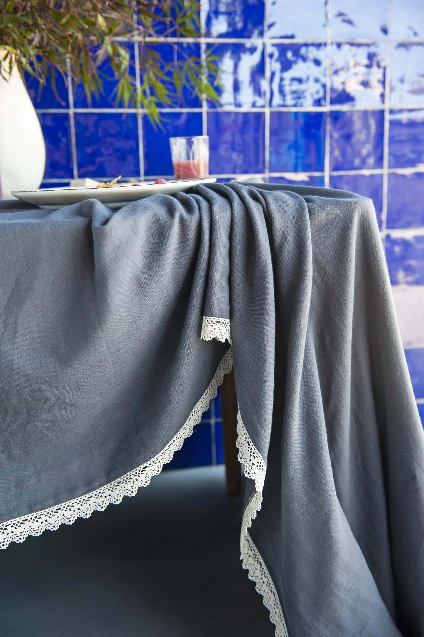 AW25_70_Table Cloth Dk Grey with Scallop Lace All Around 140 x 260 cm.jpg