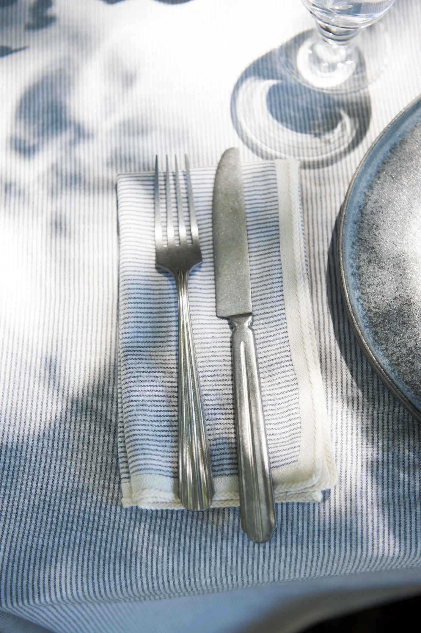 AW25_83_Set 2 Napkins feeder stripe charcoal grey w braid tape.jpg