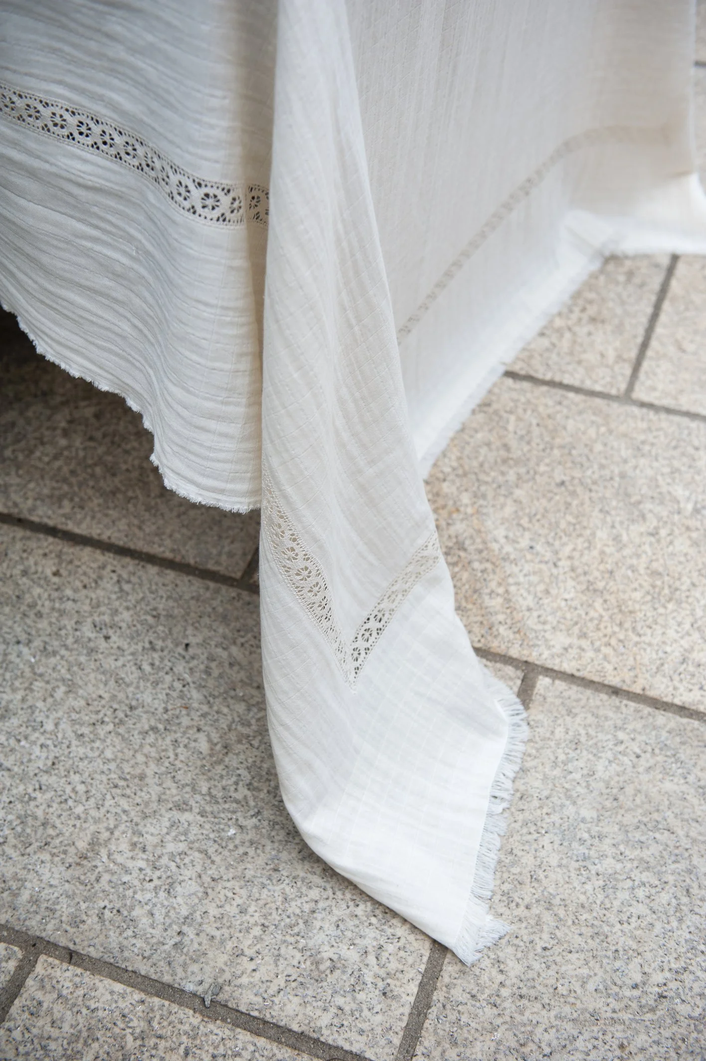 AW25_22_Table Cloth Natural with Flowe Pattern Lace Frame 140 x 260 cm.jpg