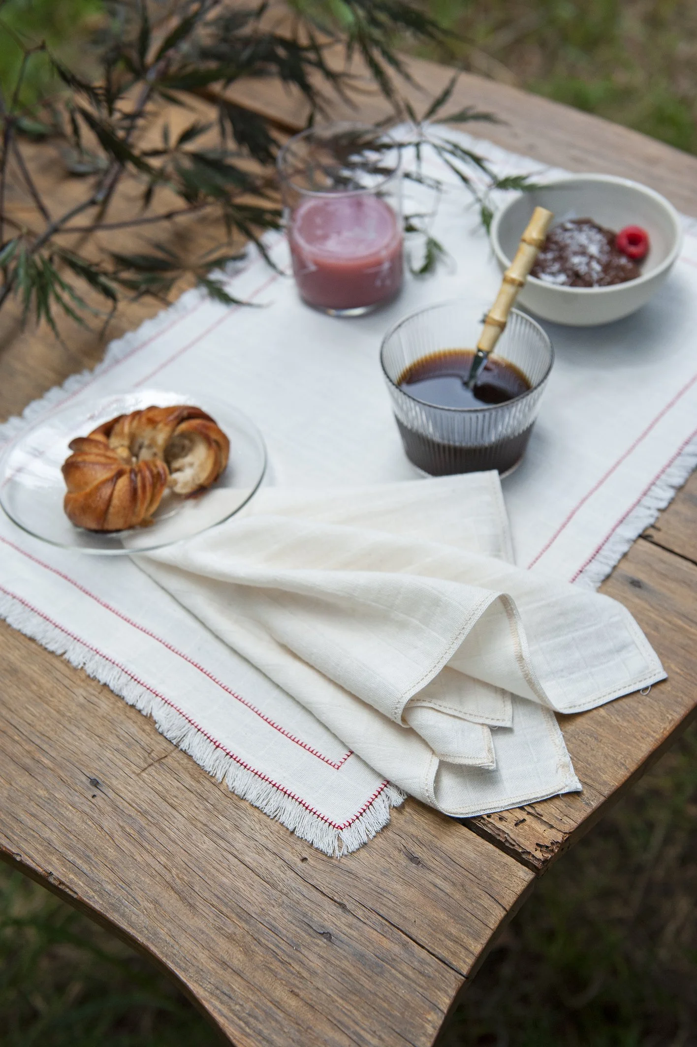 AW25_102_set 2 natural placemats with 2 blanket stitch frame red_Set of 2 Natural Napkins with Natural Narrow Trim.jpg