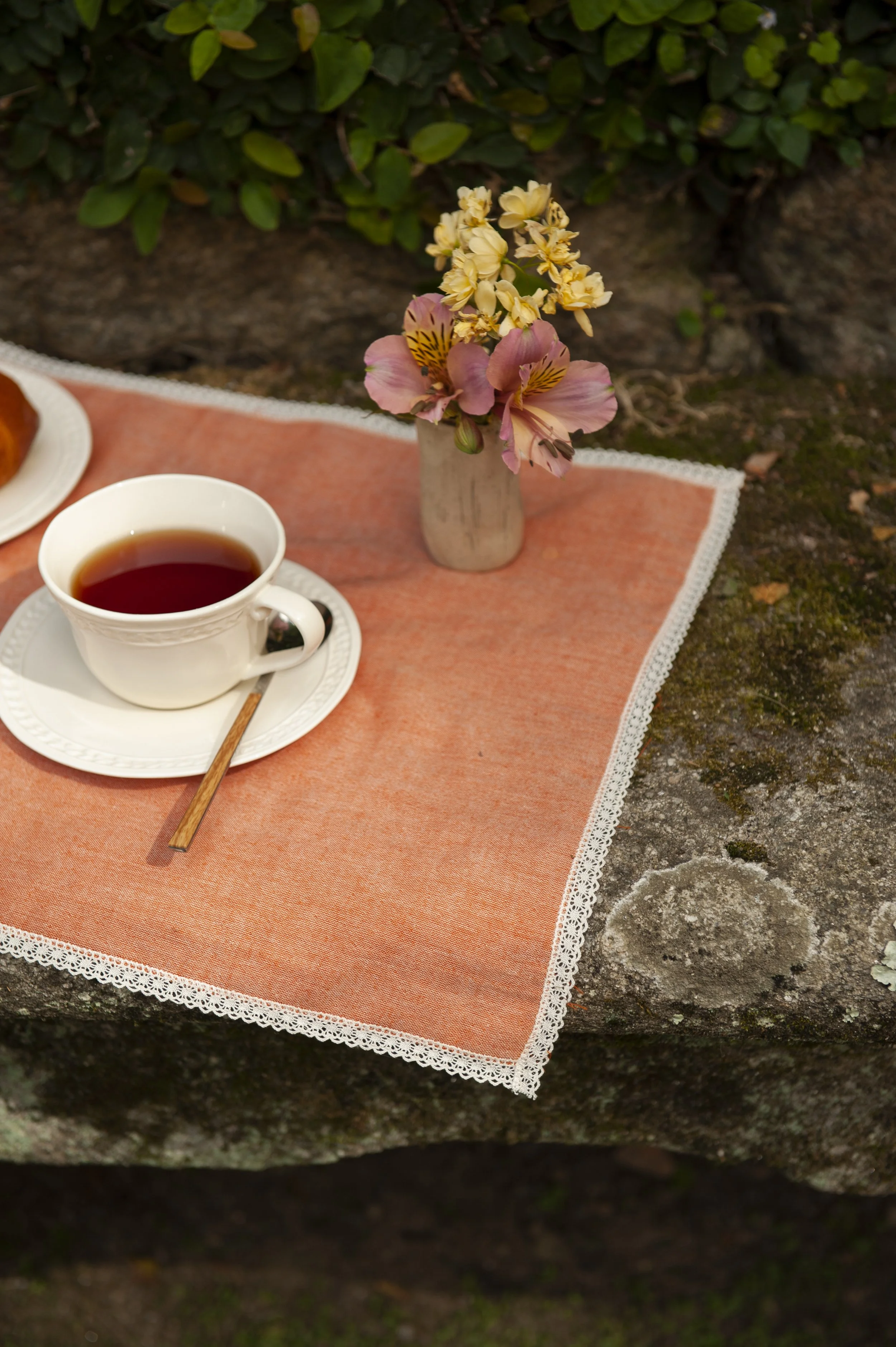 SS26_9_Placemats Burnt Orange with fine lace all around.jpg