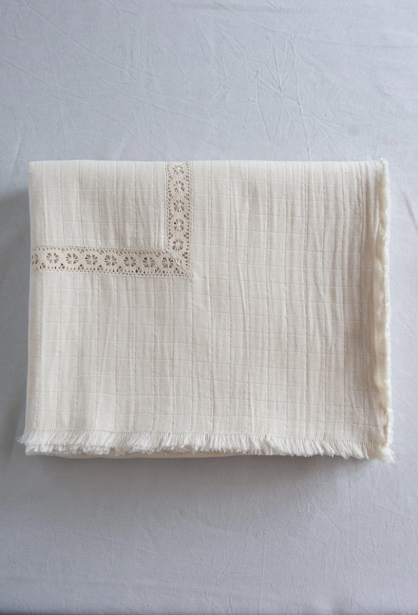 AW25_14_Table cloth natural with flower pattern lace frame_product.jpg