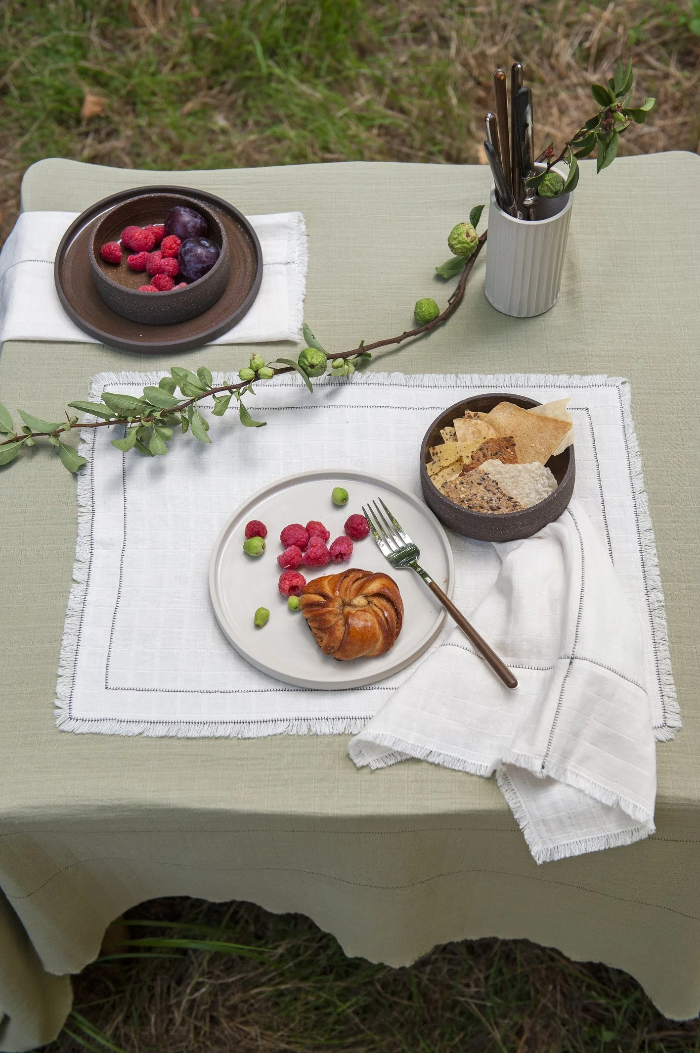 AW25_97_Set 2 Natural Cut & Sew Napkins Bottle Green Blanket Stitch_set 2 natural placemats with 2 blanket stitch frame bottle Green.jpg