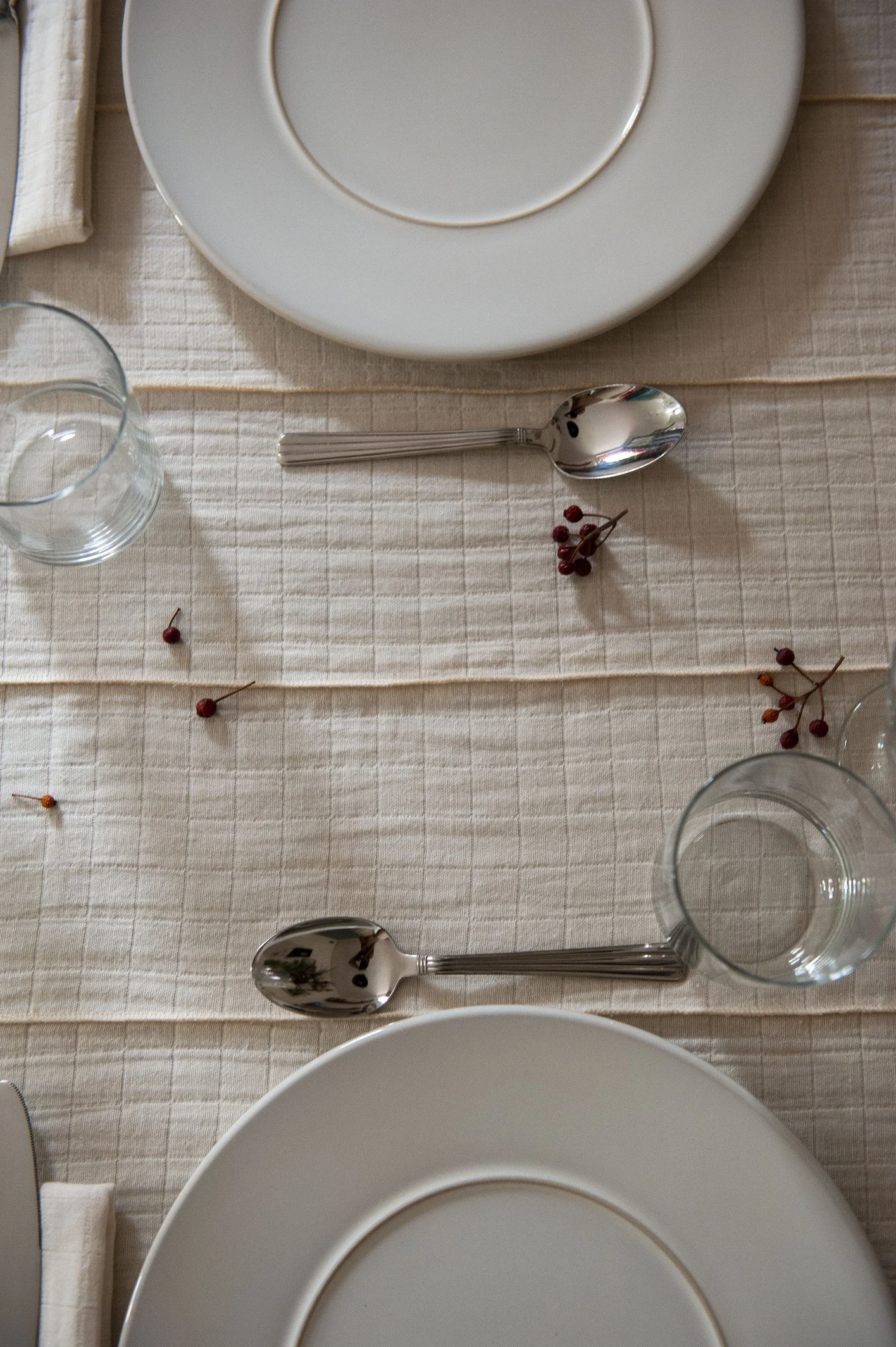 AW25_115_table cloth natural strips overlock_140 x 280 cm.jpg