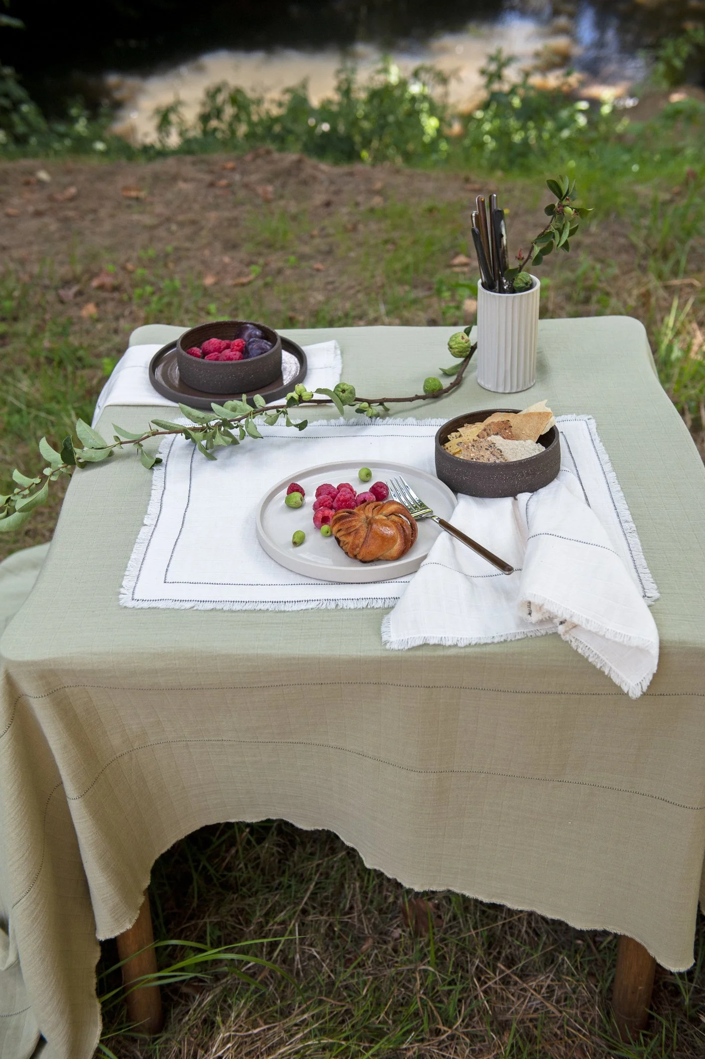 AW25_95_Set 2 Natural Cut & Sew Napkins Bottle Green Blanket Stitch_set 2 natural placemats with 2 blanket stitch frame bottle Green.jpg