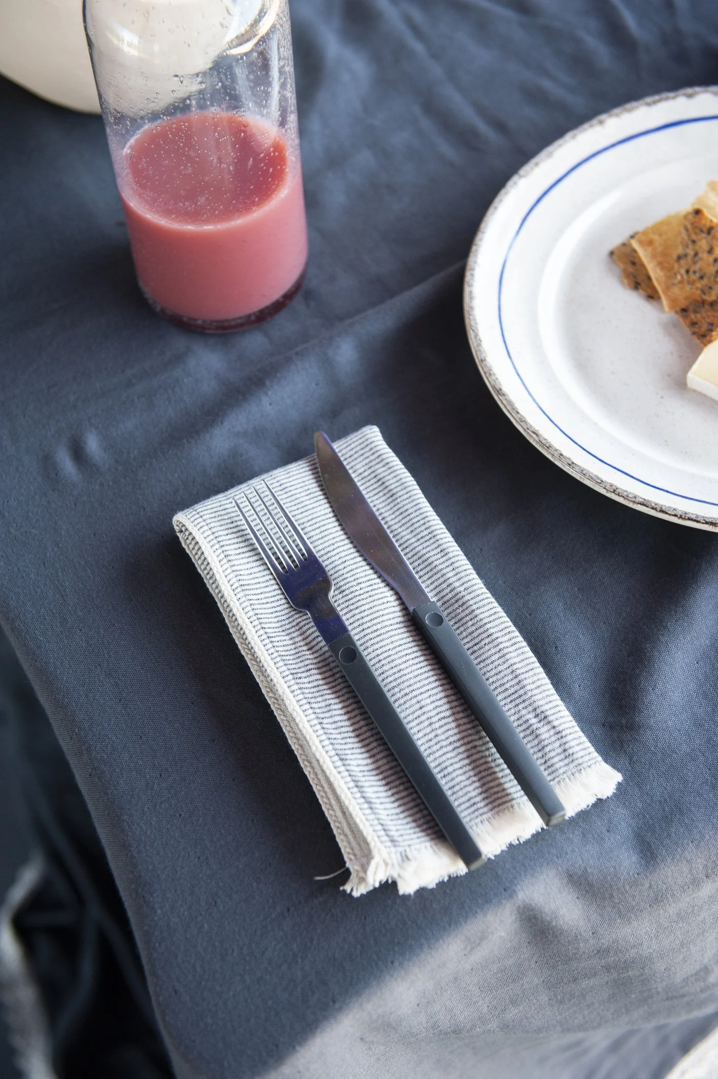 AW25_72_Table Cloth Dk Grey with Scallop Lace All Around 140 x 260 cm_Set 2 Napkins feeder stripe charcoal grey w piping.jpg