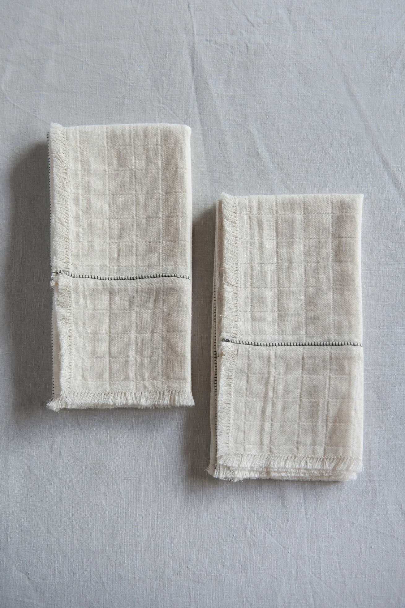 AW25_1_set of 2 natural napkins cut & bottle green blanket stitch_product.jpg