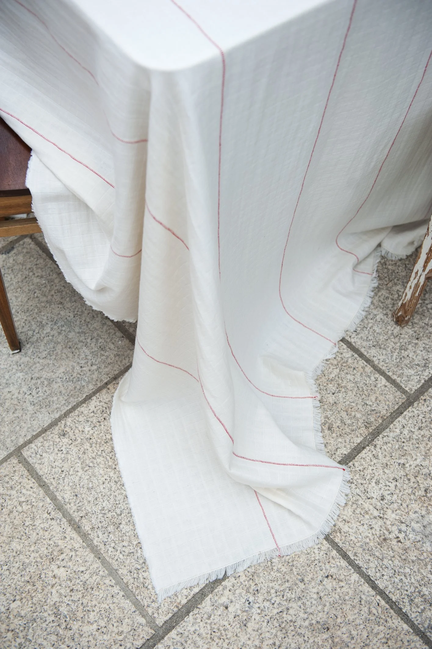 AW25_37_table cloth natural strips blanket stitch red_product_140x280 cm.jpg