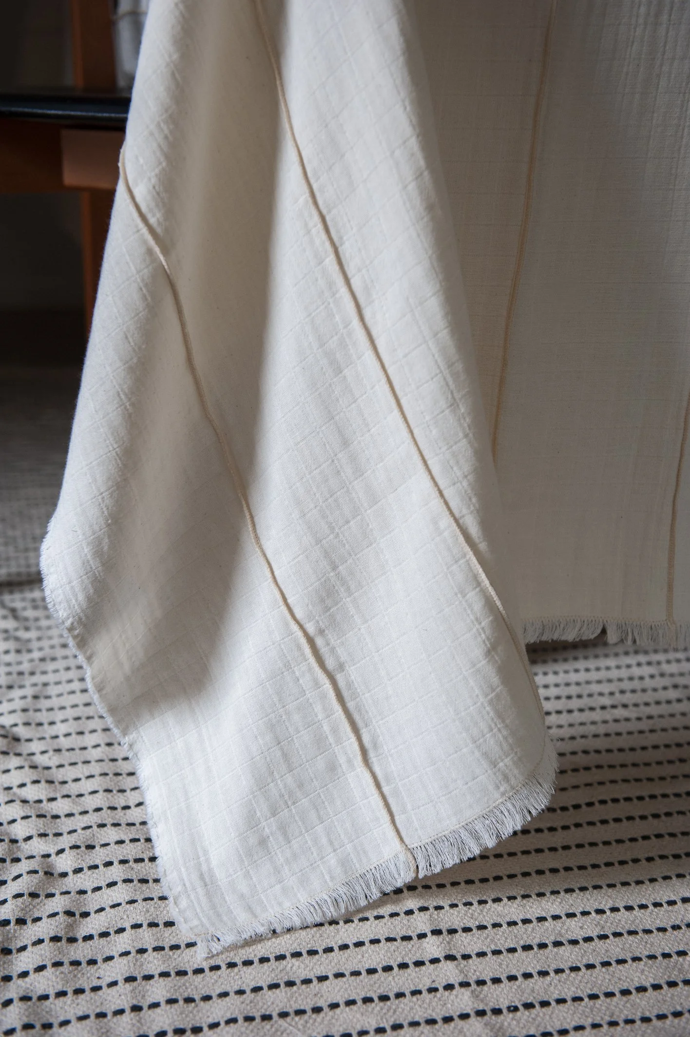 AW25_112_table cloth natural strips overlock_140 x 280 cm .jpg
