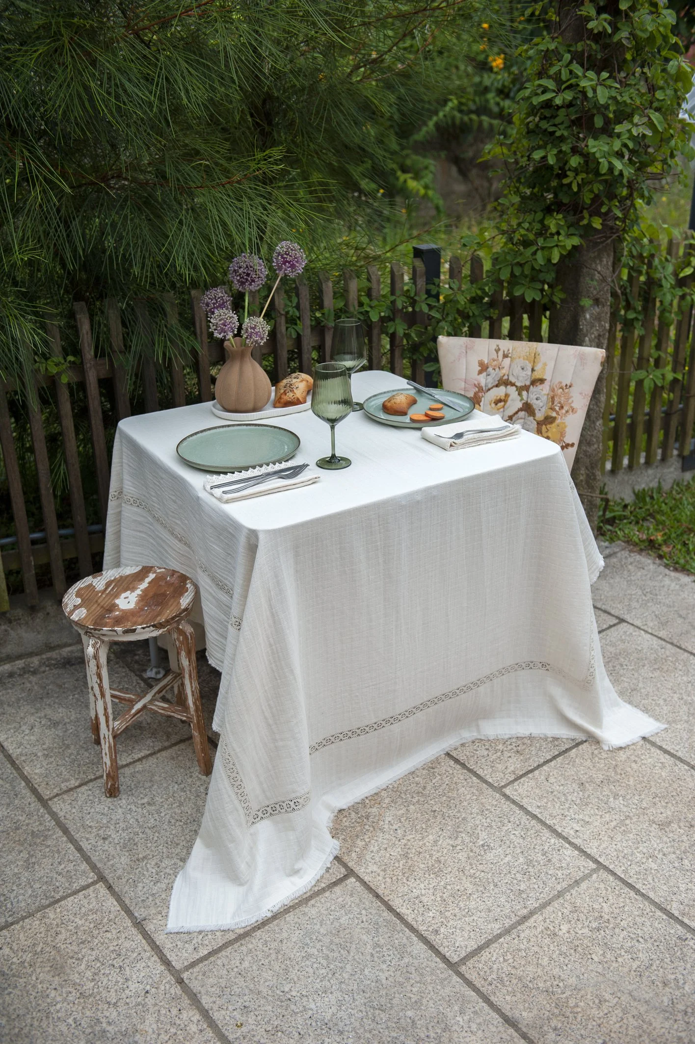 AW25_26_Table Cloth Natural with Flowe Pattern Lace Frame 140 x 260 cm.jpg