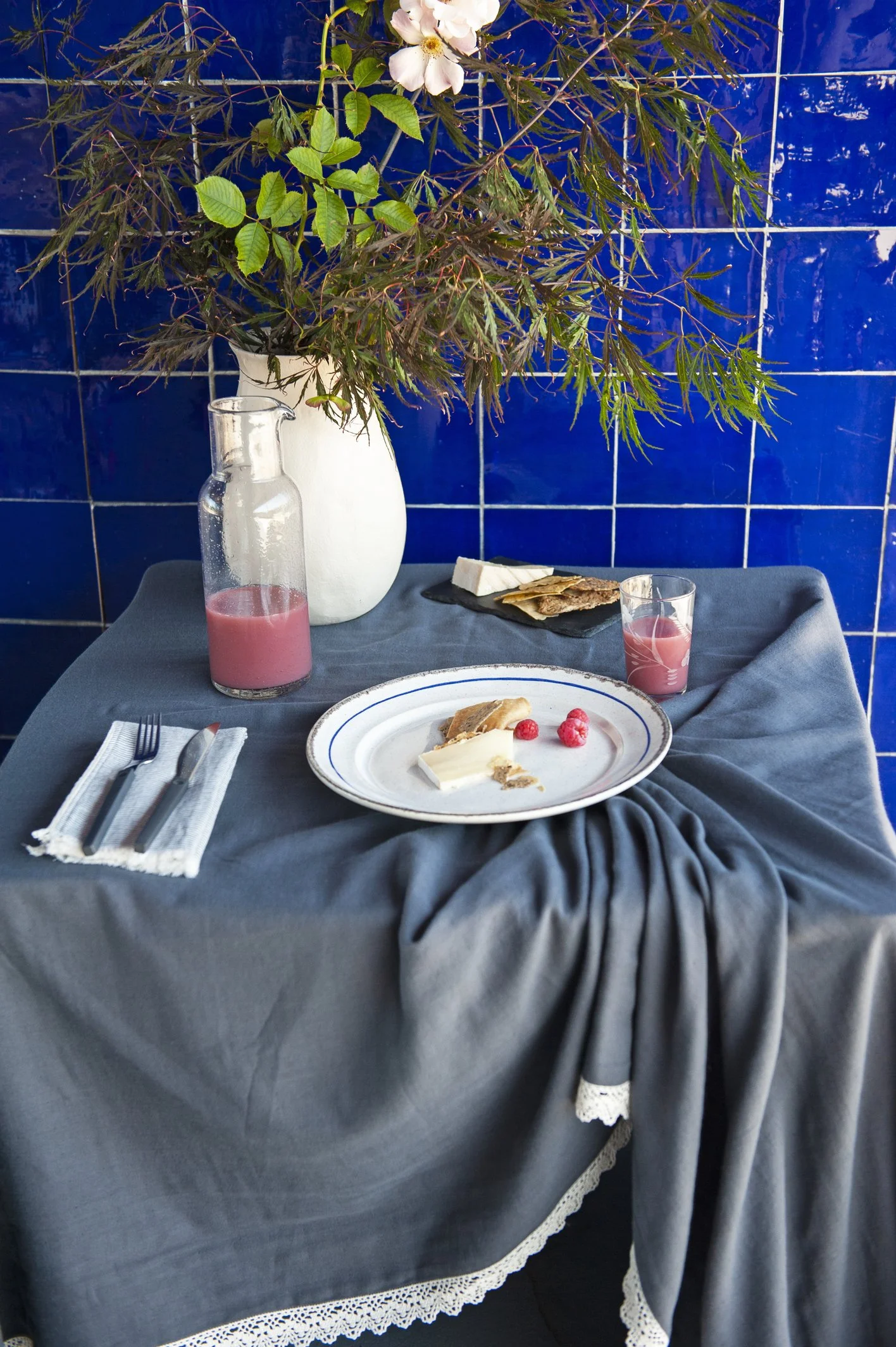 AW25_74_Table Cloth Dk Grey with Scallop Lace All Around 140 x 260 cm.jpg