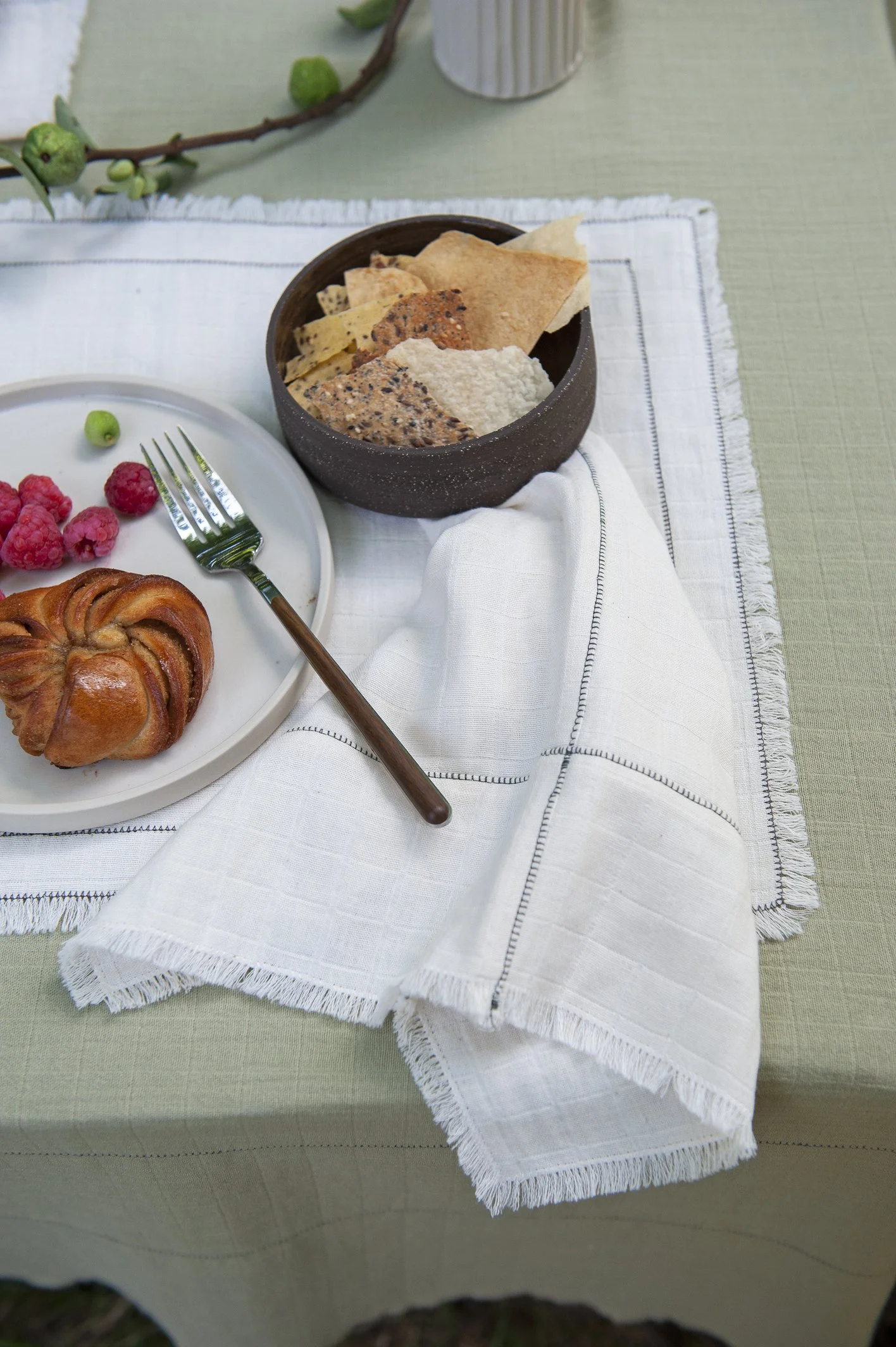 AW25_96_Set 2 Natural Cut & Sew Napkins Bottle Green Blanket Stitch_set 2 natural placemats with 2 blanket stitch frame bottle Green.jpg