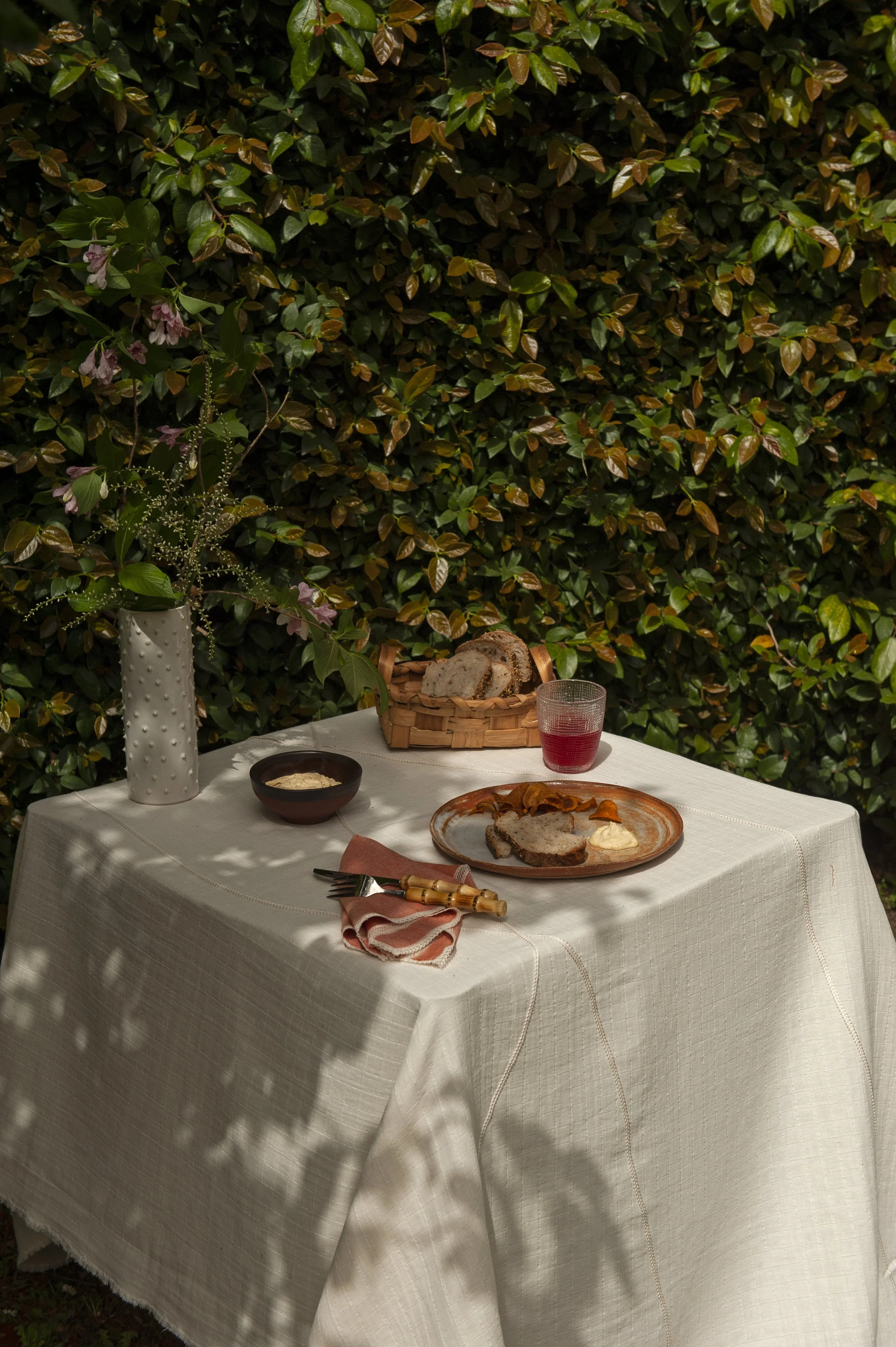 SS26_41_Napkin Natural waffle with burnt orange overlock+napkin Burnt Orange with fine lace all around.jpg