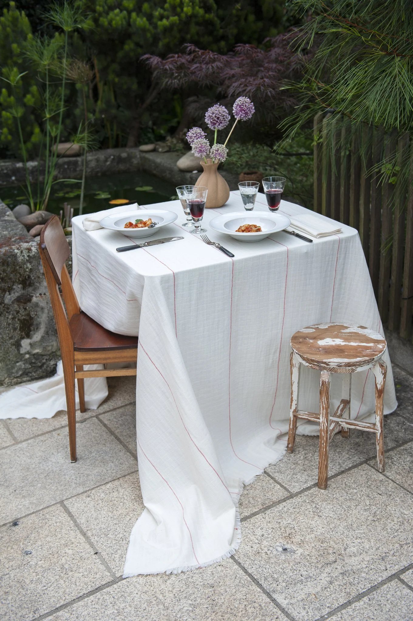 AW25_30_table cloth natural strips blanket stitch red_140x280 cm.jpg