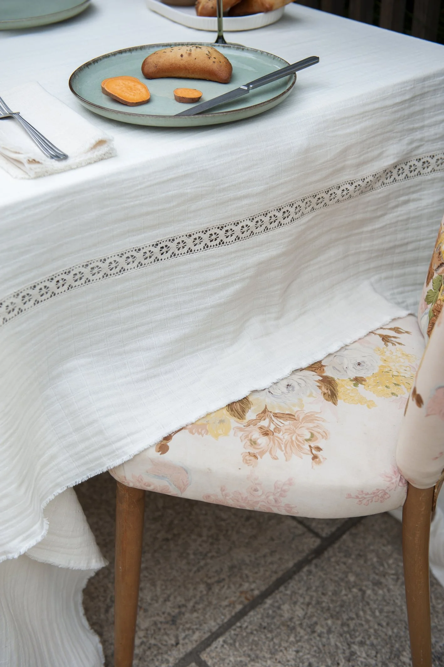 AW25_25_Table Cloth Natural with Flowe Pattern Lace Frame 140 x 260 cm.jpg