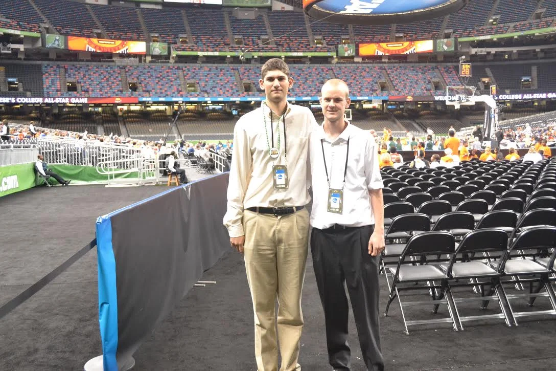 6'9" makes a 6'4" me look short