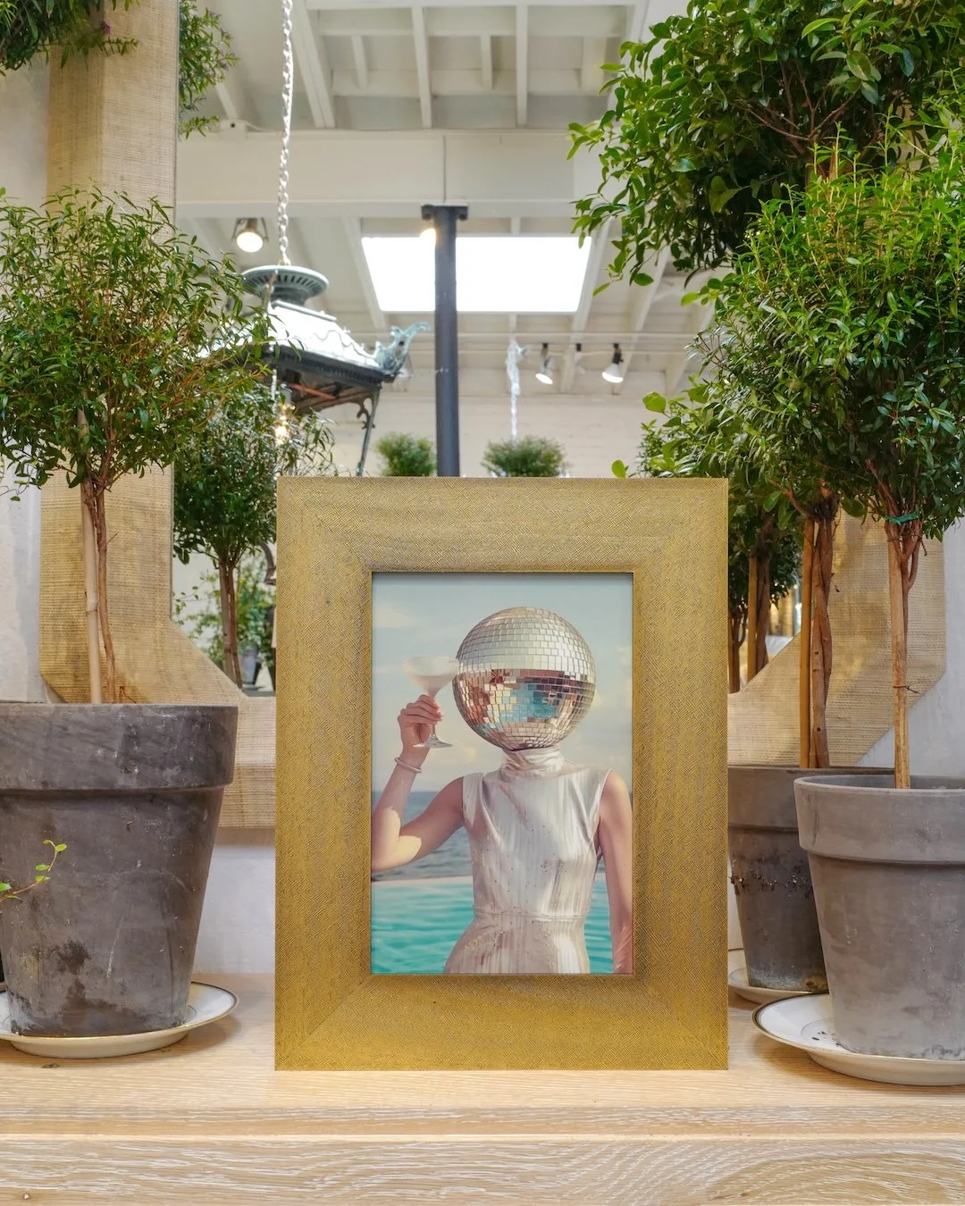 ✨ Mirrorball chic meets frame-worthy glamour, thanks to our new Mackie collection. #bellamoulding #bellaintroductions #bellafall2025 #bellamackie #bobmackie #fallframing #fridayframes