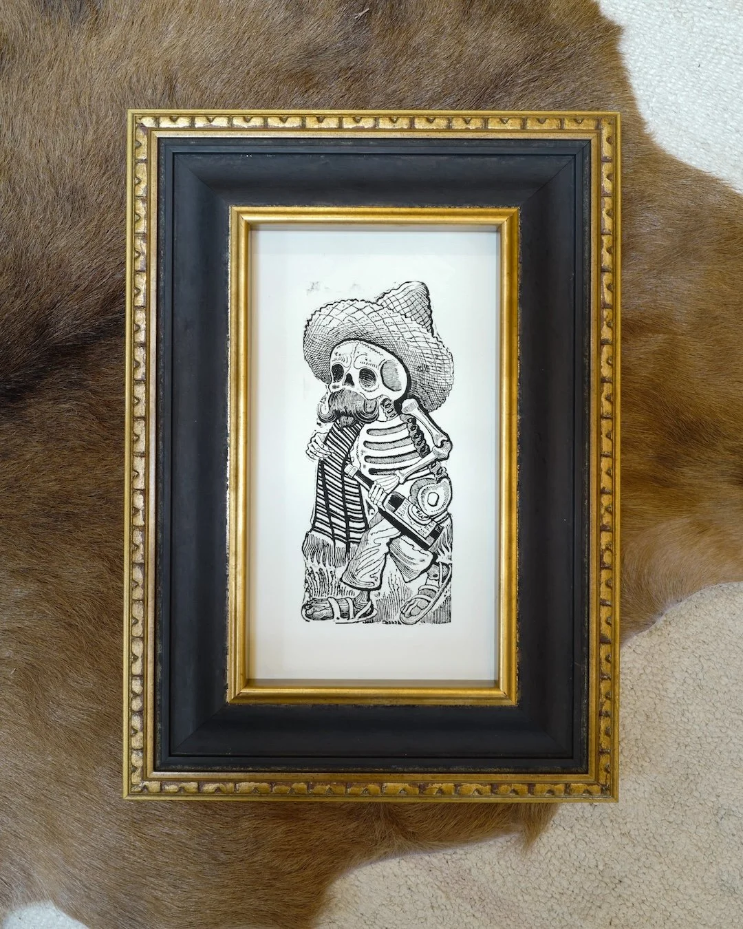 Framing that brings the spirit to life&mdash;literally. Our Pilsen moulding channels the bold artistry of D&iacute;a de los Muertos perfectly. #bellamoulding #bellaintroductions #bellafall2025 #bellapilsen #diadelosmuertos #dayofthedead #halloween #s