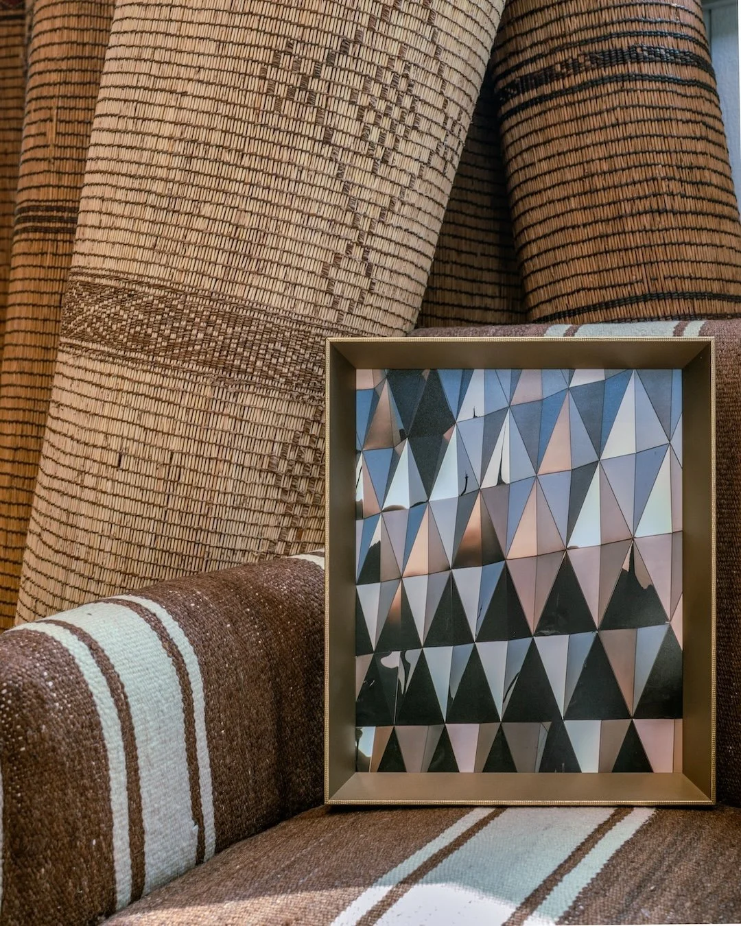 Geometry meets glow. ✨ Batiste pairs subtle shimmer with clean, architectural lines. #bellamoulding #bellaintroductions #bellafall2025 #bellabatiste #batistecloth #fabric #fallframing #newframes #fridayframes #fridayframing