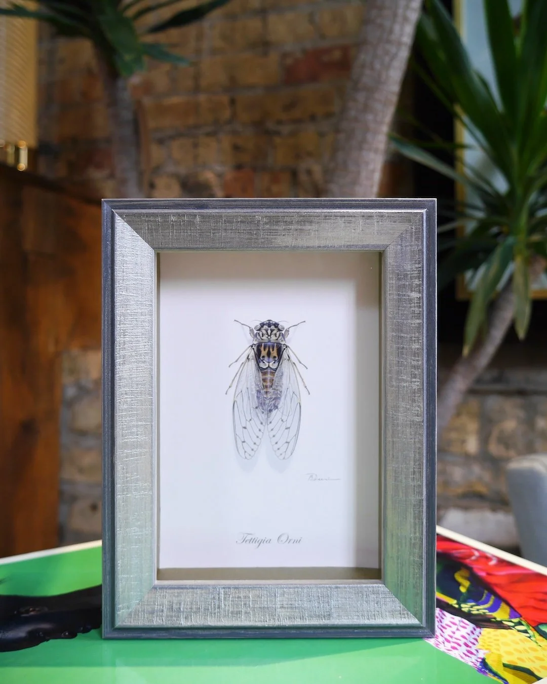 When your art is buzzing and your frame is sparkling. ✨ #bellamoulding #bellabeautiful #bellavaris #metallicframe #metallicframing #natureinart