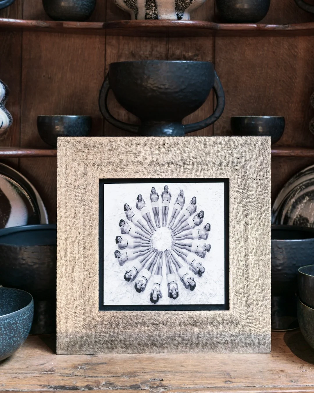 Beautifully synchronized&mdash;perfectly framed in Mackie. ✨ ✨ #bellamoulding #bellaintroductions #bellafall2025 #bellamackie #bobmackie #glitterframes #framesthatsparkle #fridayframes #fridayframing