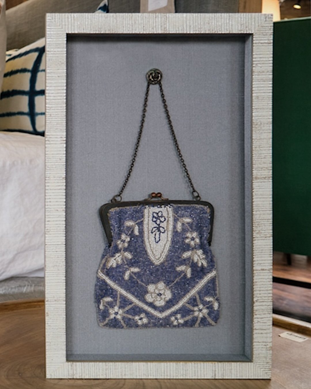 #5 of #BellaBeautiful

SHIMMY ✨
Named for a burlesque dance move, Shimmy brings vintage glamour, textured shine and a little movement to the frame. Playful, expressive and designed for creative framing that doesn&rsquo;t sit still.

#12DaysofBella #B