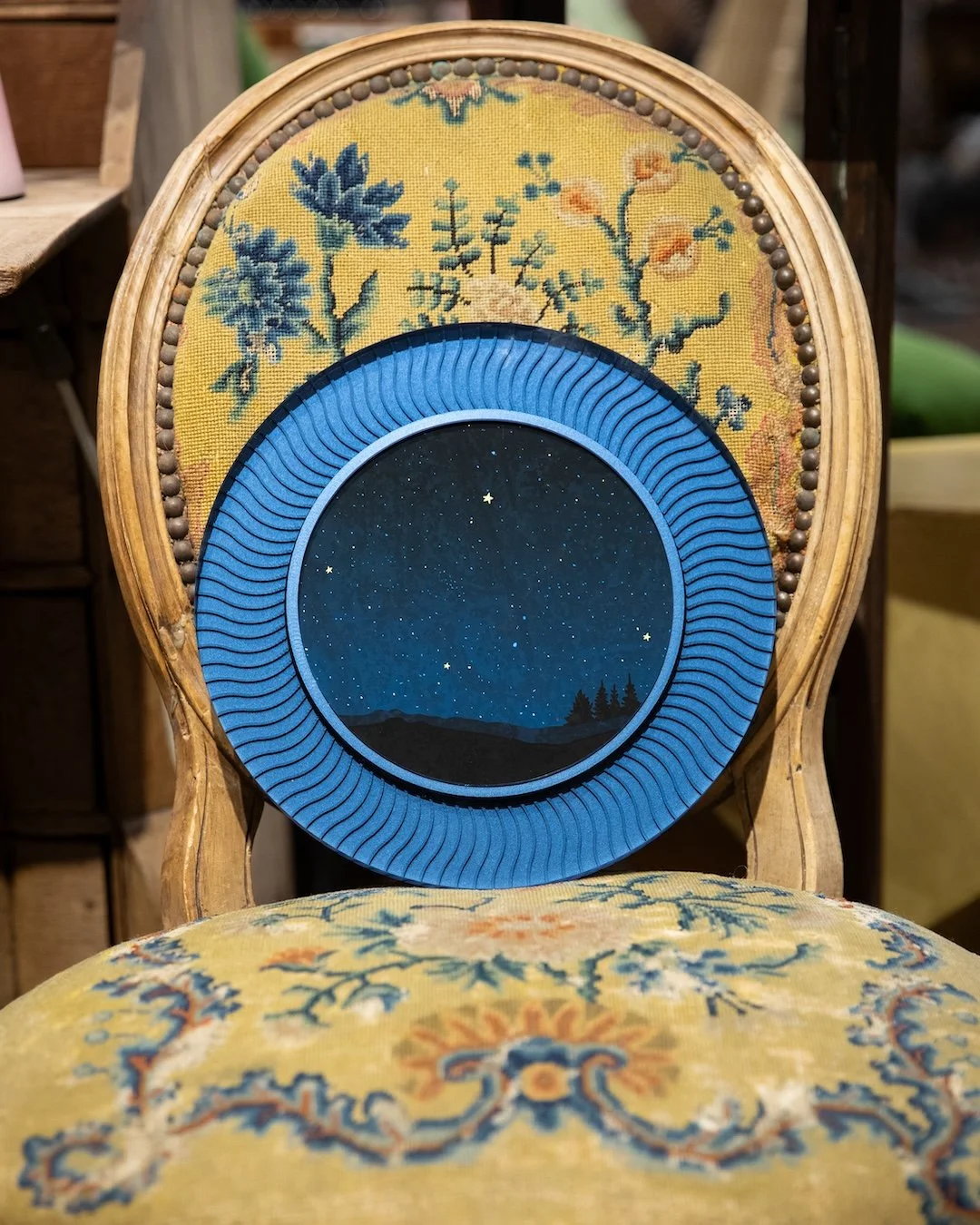 Royal Blue has entered the chat. 🌙 One of the newest metallic additions to the Prisma collection, bringing rich color and depth to every design.

#bellamoulding #bellaintroductions #prismaframes #prismametallics #bellaspring2026