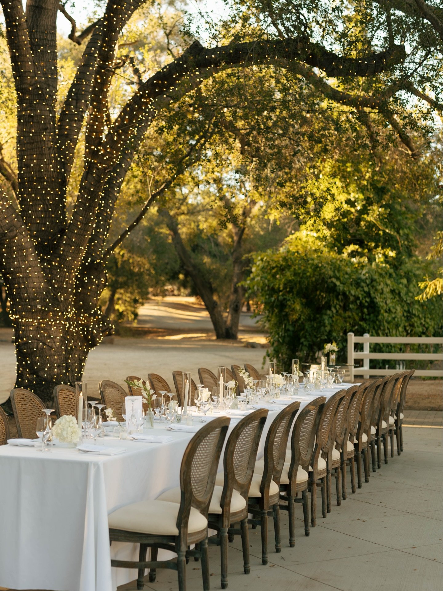 This venue is a hidden gem.
Everything about this day was gorgeous! 

Venue: @theoaksatduncanlane
Photographer: @allysonkristinephotography 
Coordinator: @lindaraeevents 
Florist: @arelieventdesign 
Bride: @melaniekronten