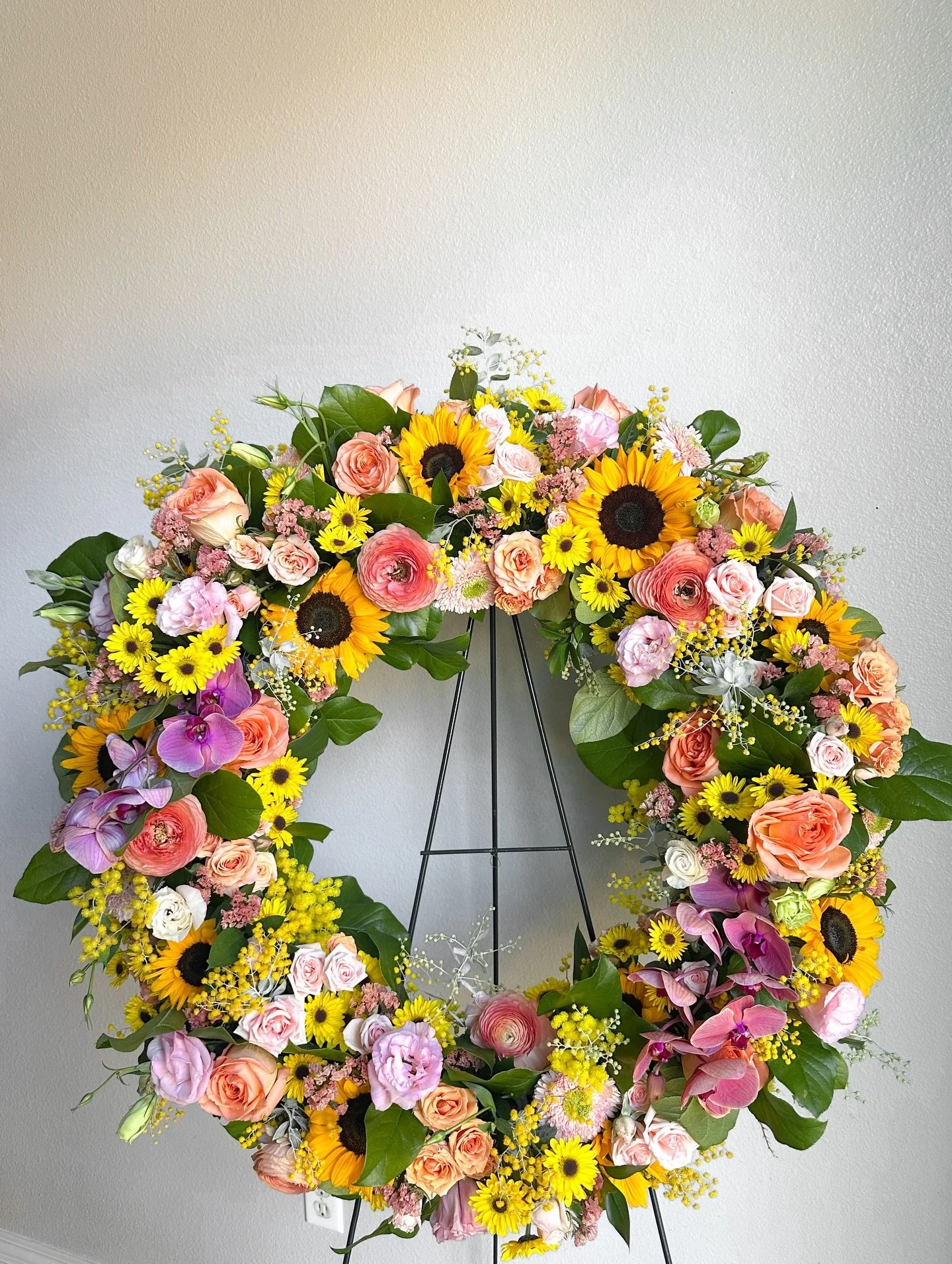 We love getting creative freedom from clients.
Their one request = sunflowers 🌻 

#arelieventdesign #florist #memorialflowers #celebrationoflife #sunflowers