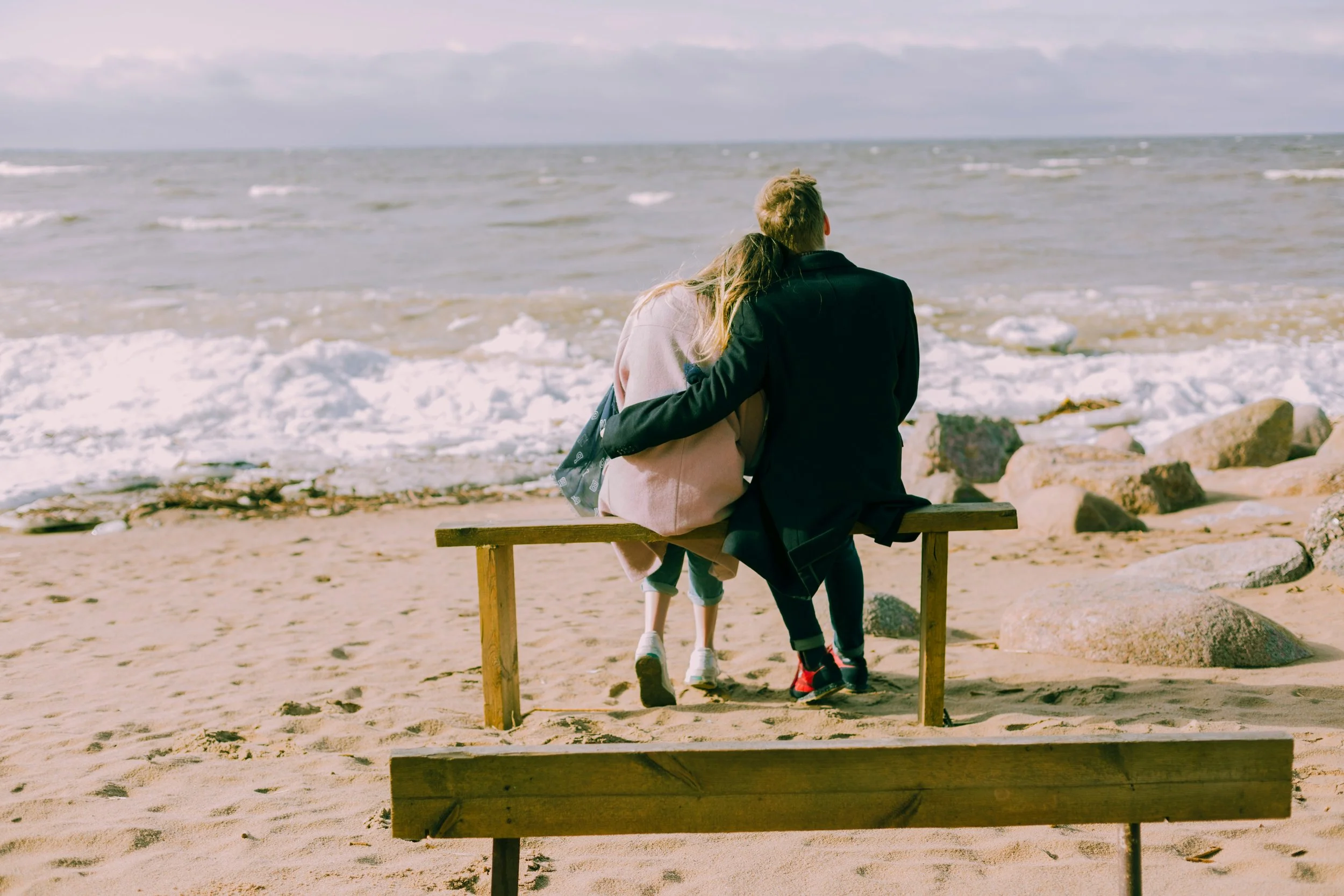beach-bench-couple-698882.jpg