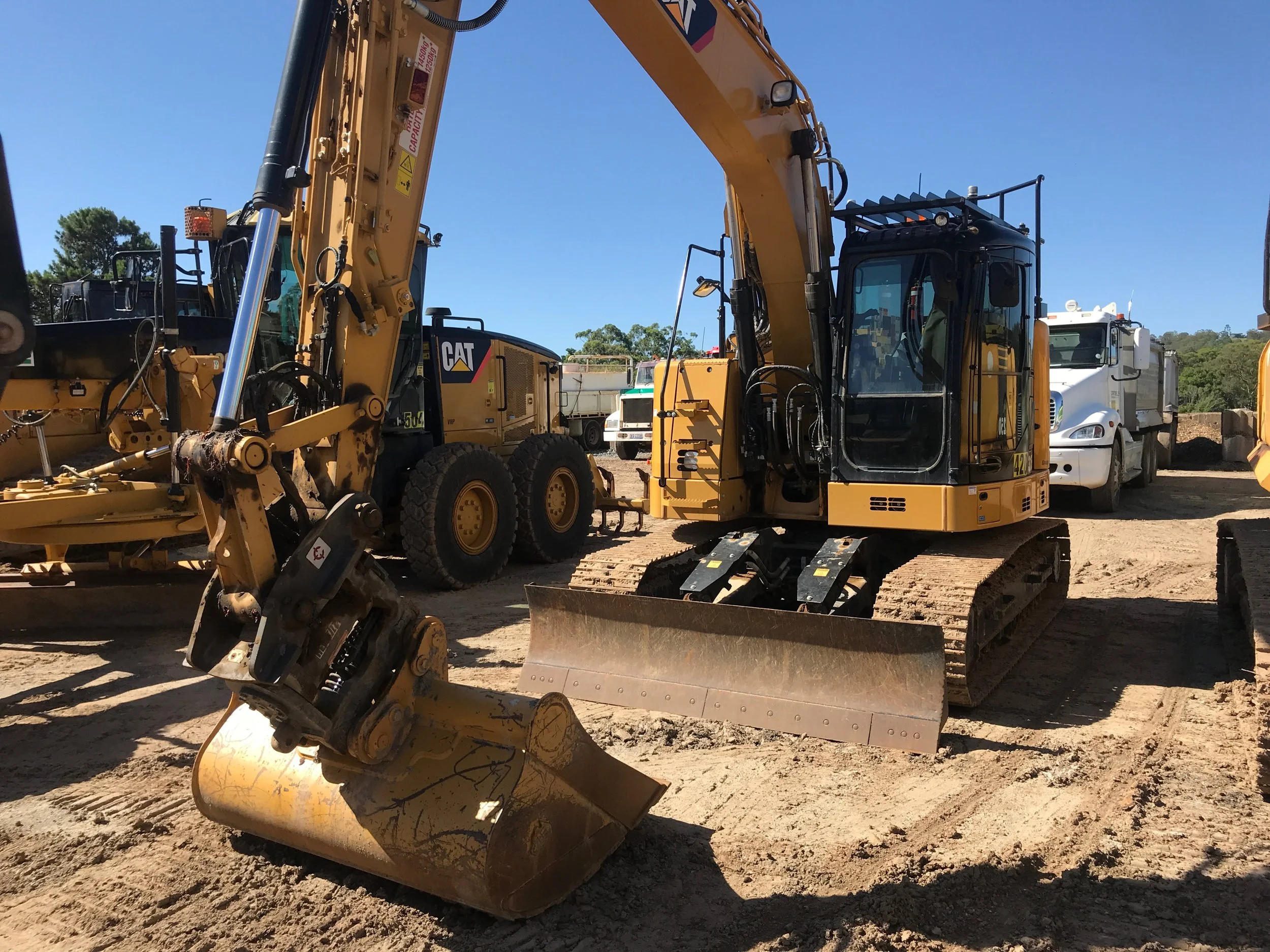 Caterpillar 15T Excavator   The 315F LCR has a compact radius design allows us to work in tight spaces. The powerful hydraulic system increases productivity and this 15-ton size excavator is a top performer.