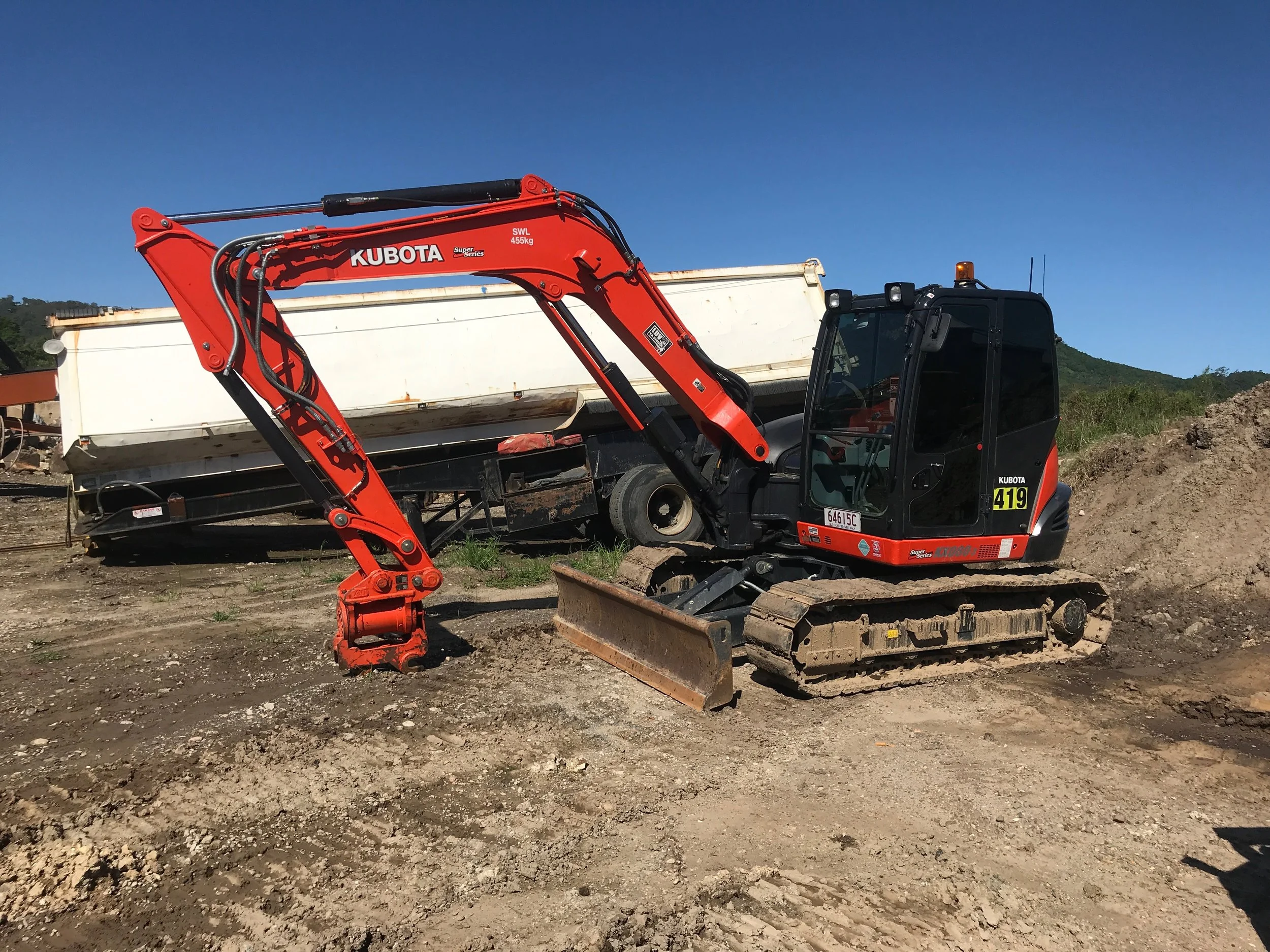 Kubota KX080 Excavator   This 8-ton excavator combines harmonised, hydraulic system performance with optimum balance in a tight tail swing excavator for versatile stability. Together with extended dumping height, a swing boom, large bucket capacity and deep digging depth, the KX080-3 gets the job done.