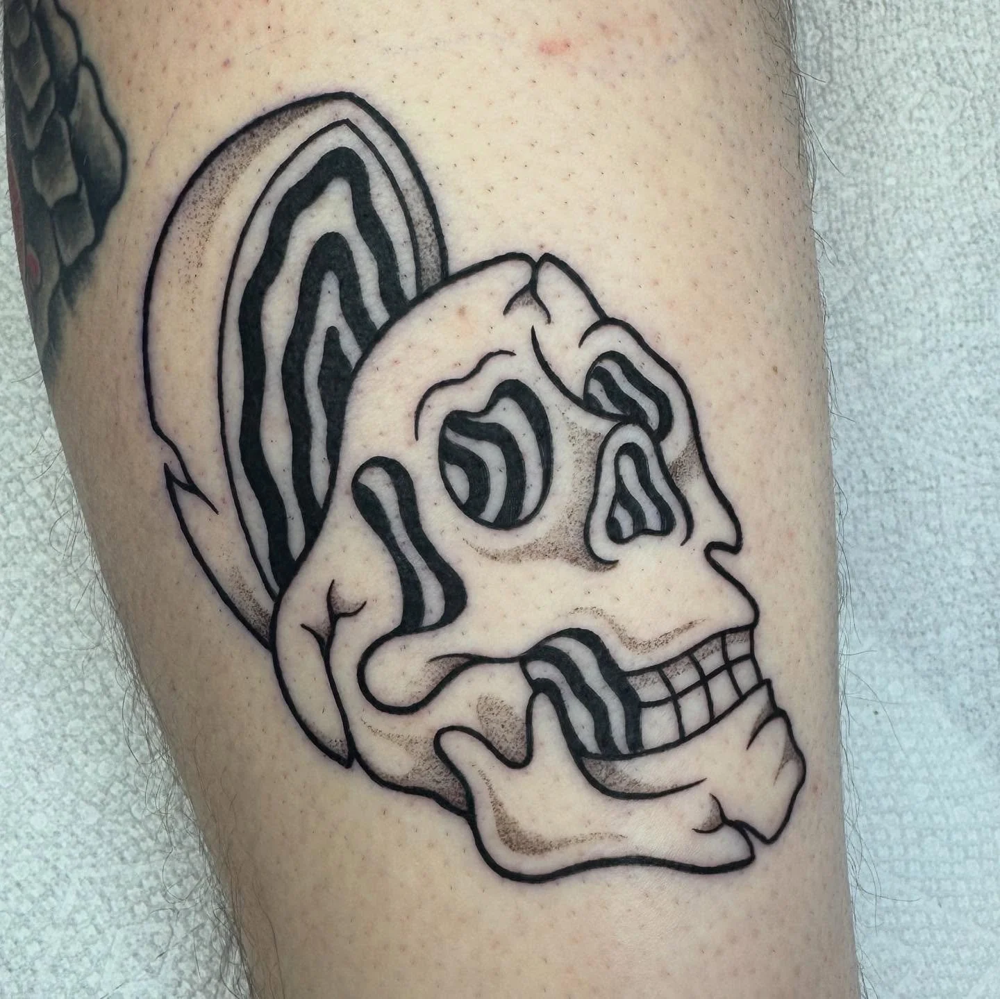 Skull from my flash! First pic is fresh, second is healed.
✨✨✨
 I&rsquo;ve gotten to do this one a few times, but I would loooove to do one with color swirls on the inside of the skull.
🌈💀