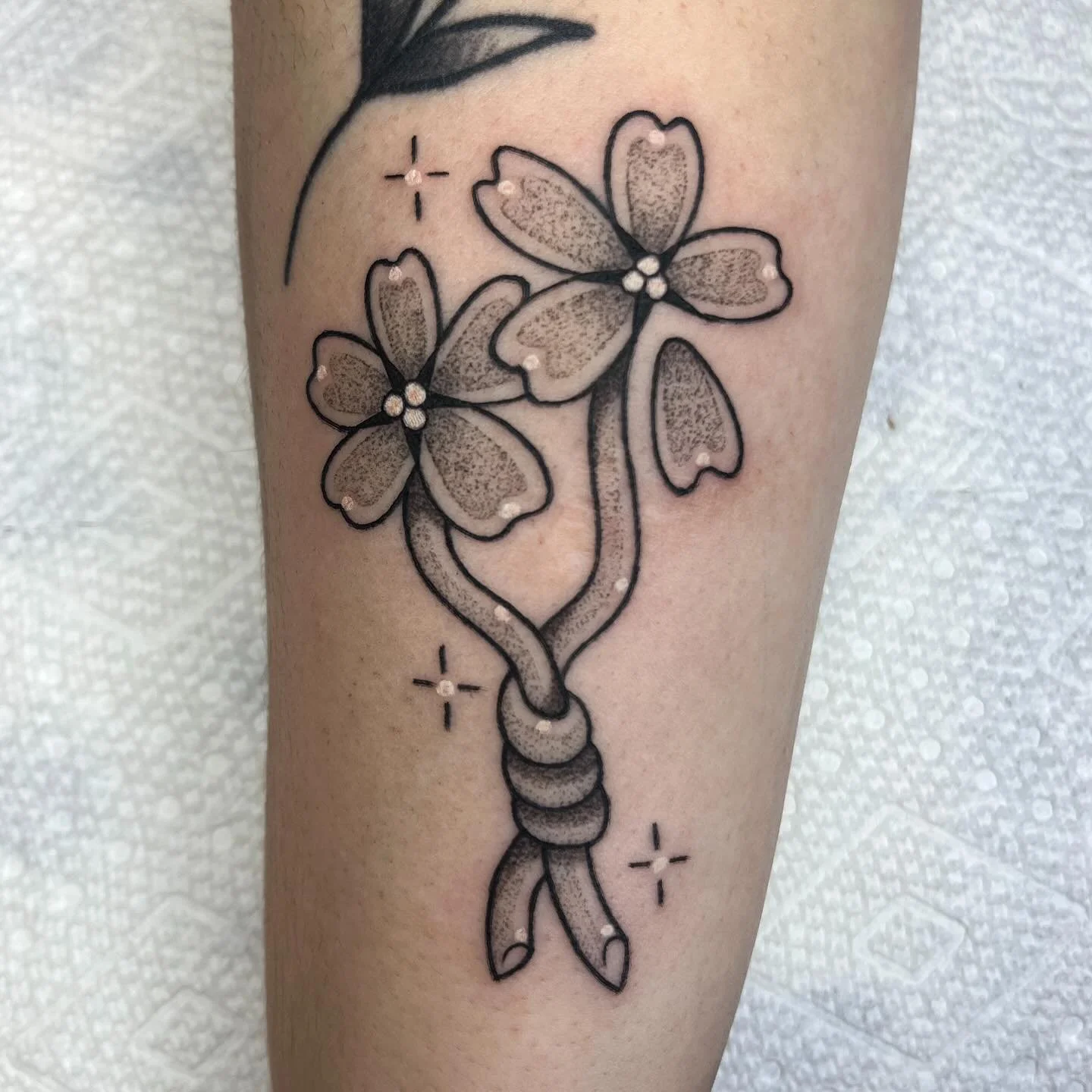 Forget-me-nots from my flash!
🤗
Would love to do these in color, as well!
🌸🌼🌸🌼🌸
DM to inquire about my last few flash openings of the year!