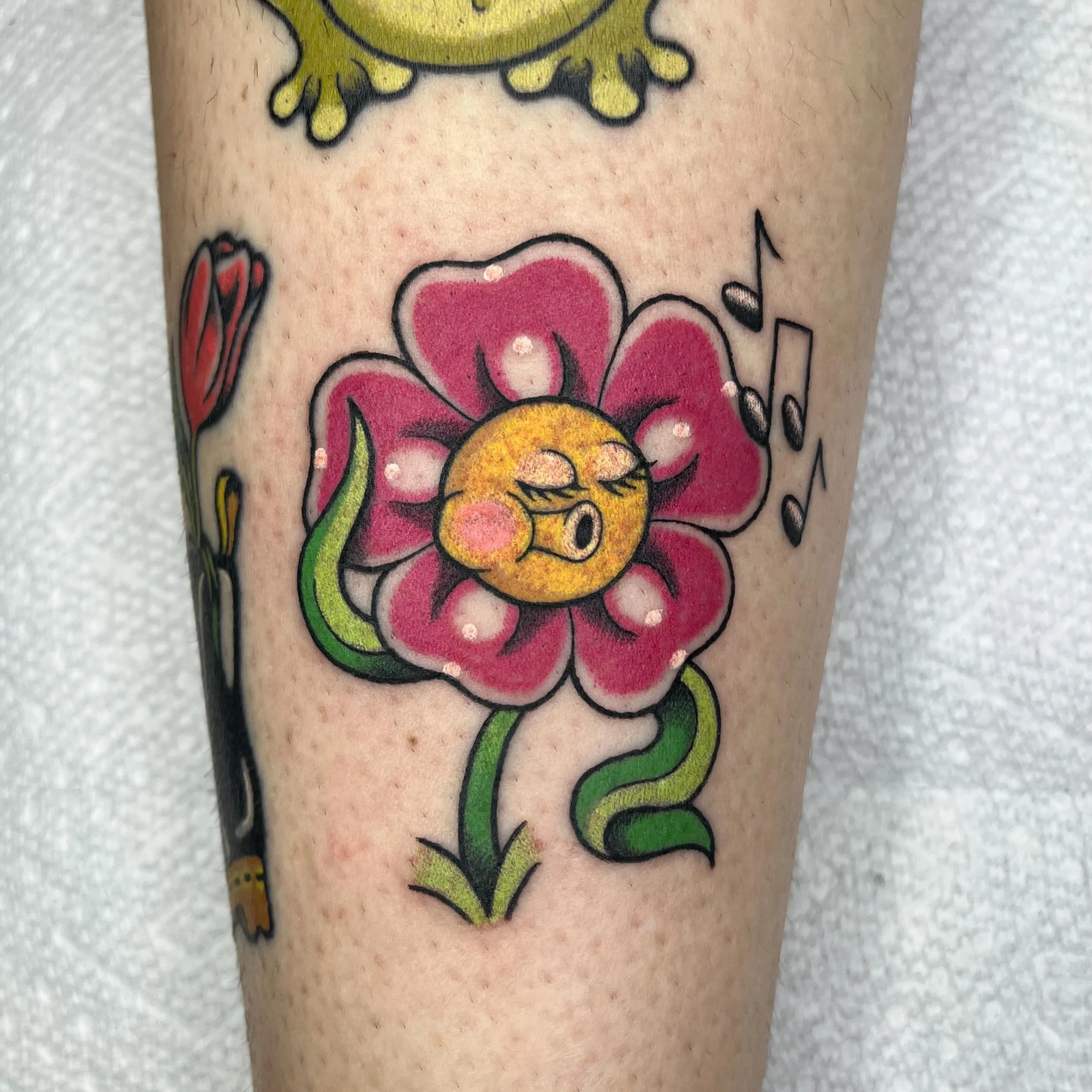 🌷From my flash!🌷
A singing flower dubbed Mimsy Lohan by my lovely client, who is a talented musician herself! Swipe to see a healed frog (dubbed Mortimer) and a healed boot (from my flash)!
🐸🌸🎶
I&rsquo;d happily do this flower flash again in oth