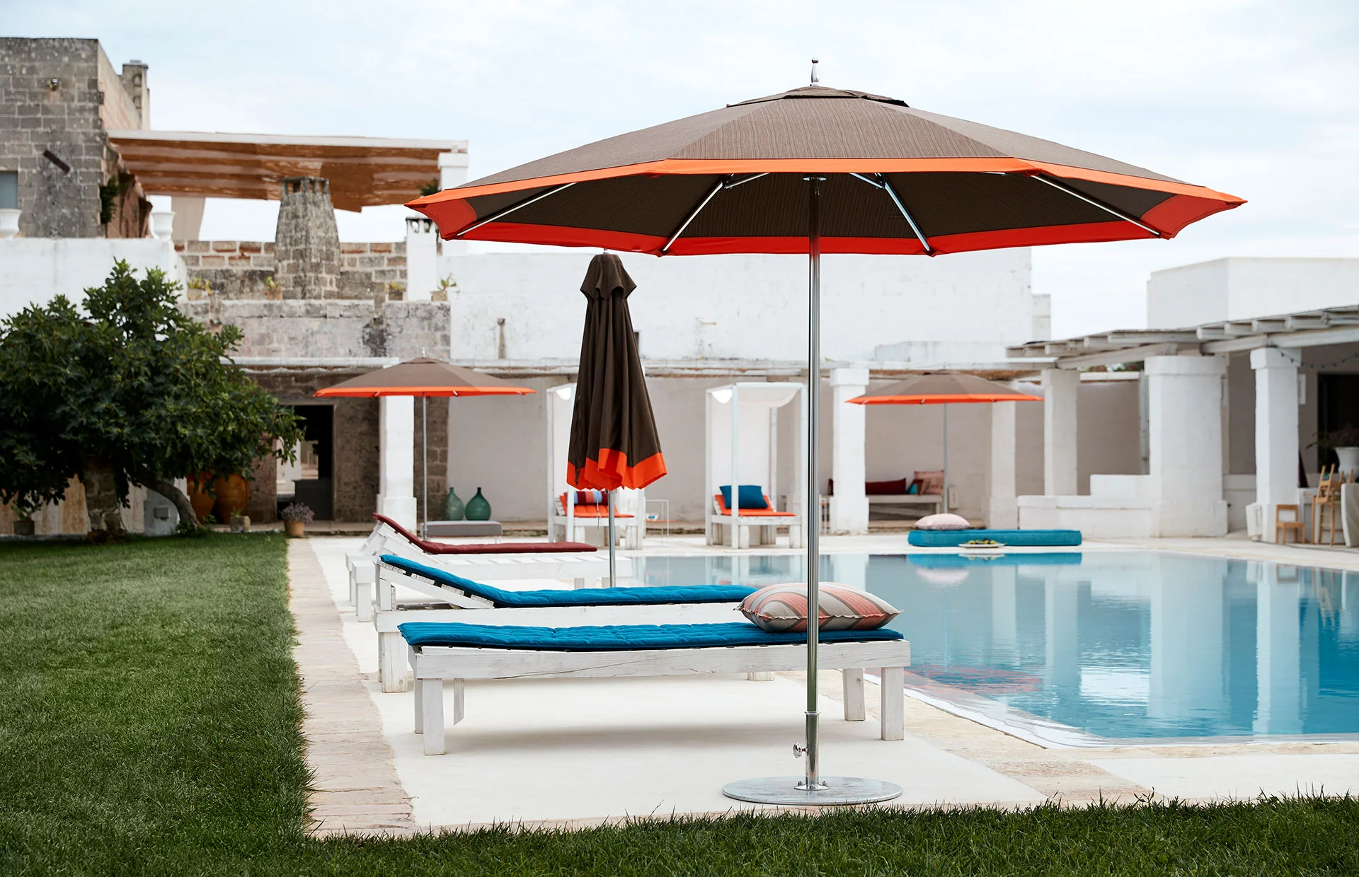 Sunbrella® image(s) provided by Glen Raven, Inc., owner of the Sunbrella Registered Trademark.
