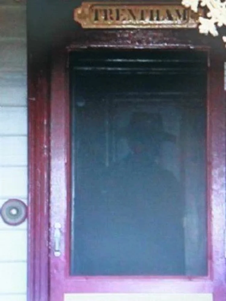 Disturbing-Pictures-of-Shadow-People-That-Will-Make-Your-Skin-Crawl-11.jpg