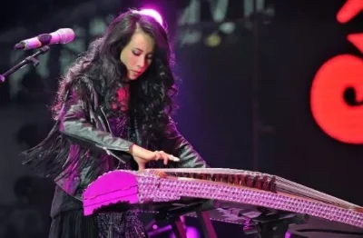 莫文蔚在她的演唱会上，经常会看到古筝的身影。