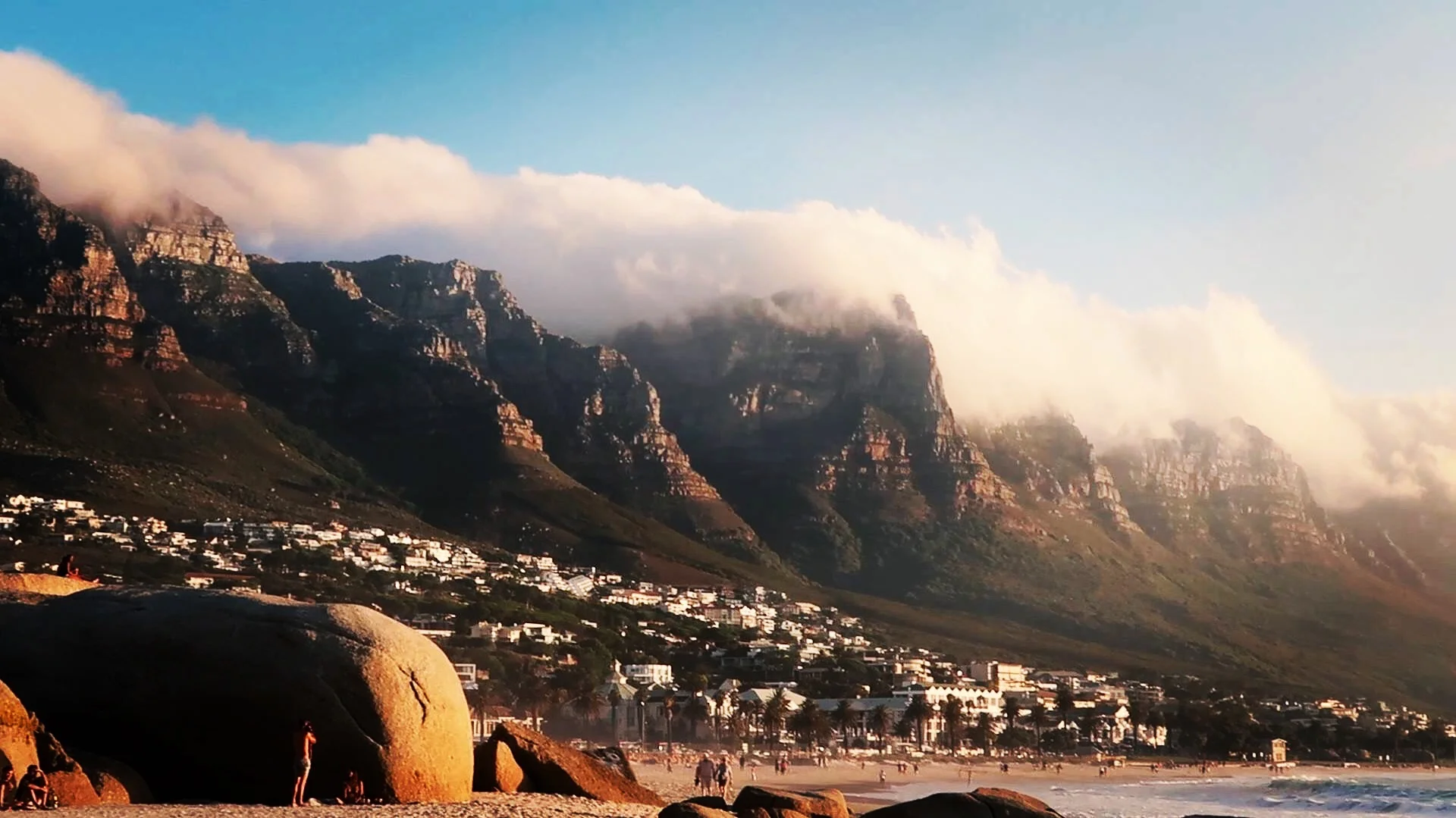 THE TWELVE APOSTLES BEHIND THE PROMENADE OF CAMPS BAY