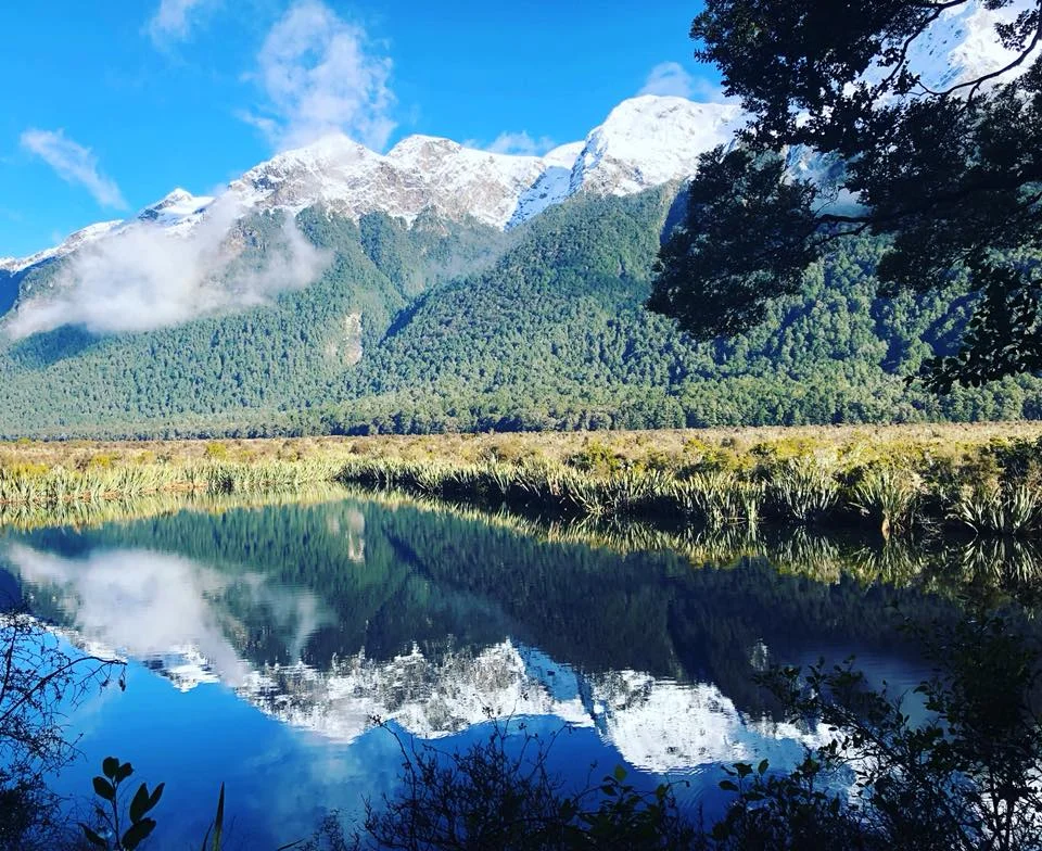 MIRROR LAKE, FIORDLAND, NEW ZEALAND