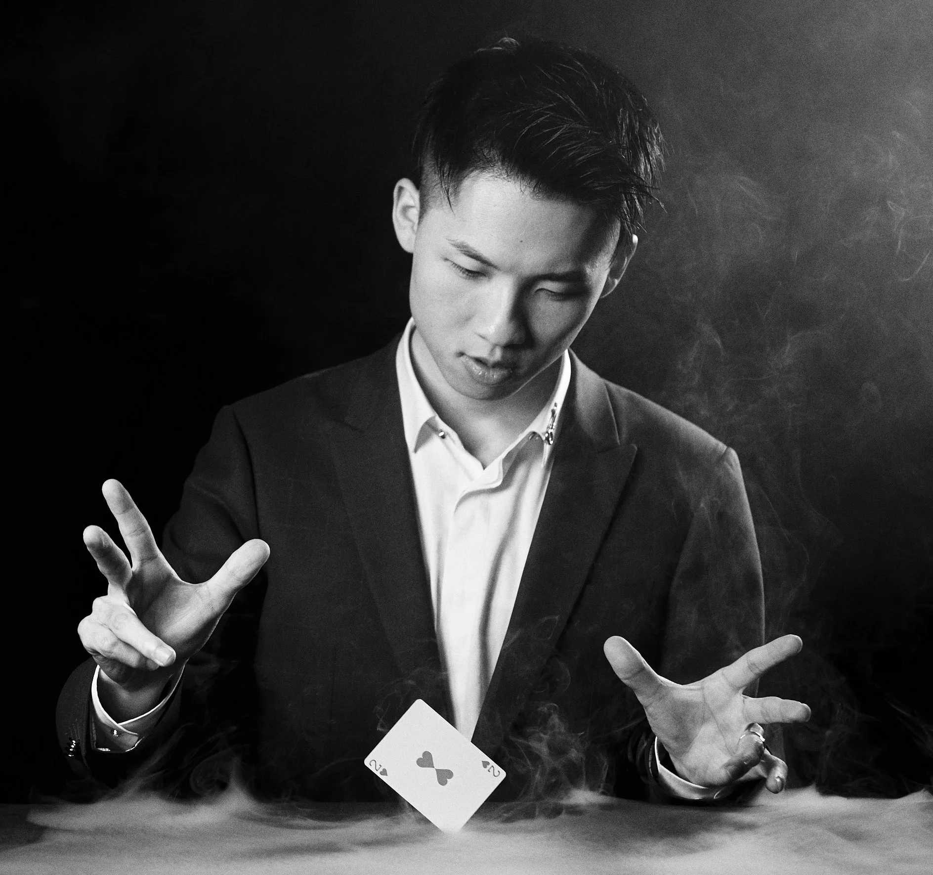 极具超能力色彩的视觉效果与BGM,使东津的魔术拥有极强的互动性和可观赏性,自大学开始在国内外斩获多个魔术冠军奖项,其原创参赛作品“Miraculous Gift”获得春晚魔术师周家宏、胡凯伦的高度认可,并被称为“最会用音乐的魔术师”。 The mixof extremely strong visual effect and BGM is what makes Dongjin's magic sointeractive and mesmerizing. Ever since he was in college, Dongjin has becomethe winner of many magic competitions at home and abroad. His original entrycalled “Miraculous Gift” was highly recognized by celebrated magicians ZhouJiahong and Hu Kailun, both of whom performed multiple times at the SpringFestival Gala. He is dubbed as "the magician best at mixing magic with music”.