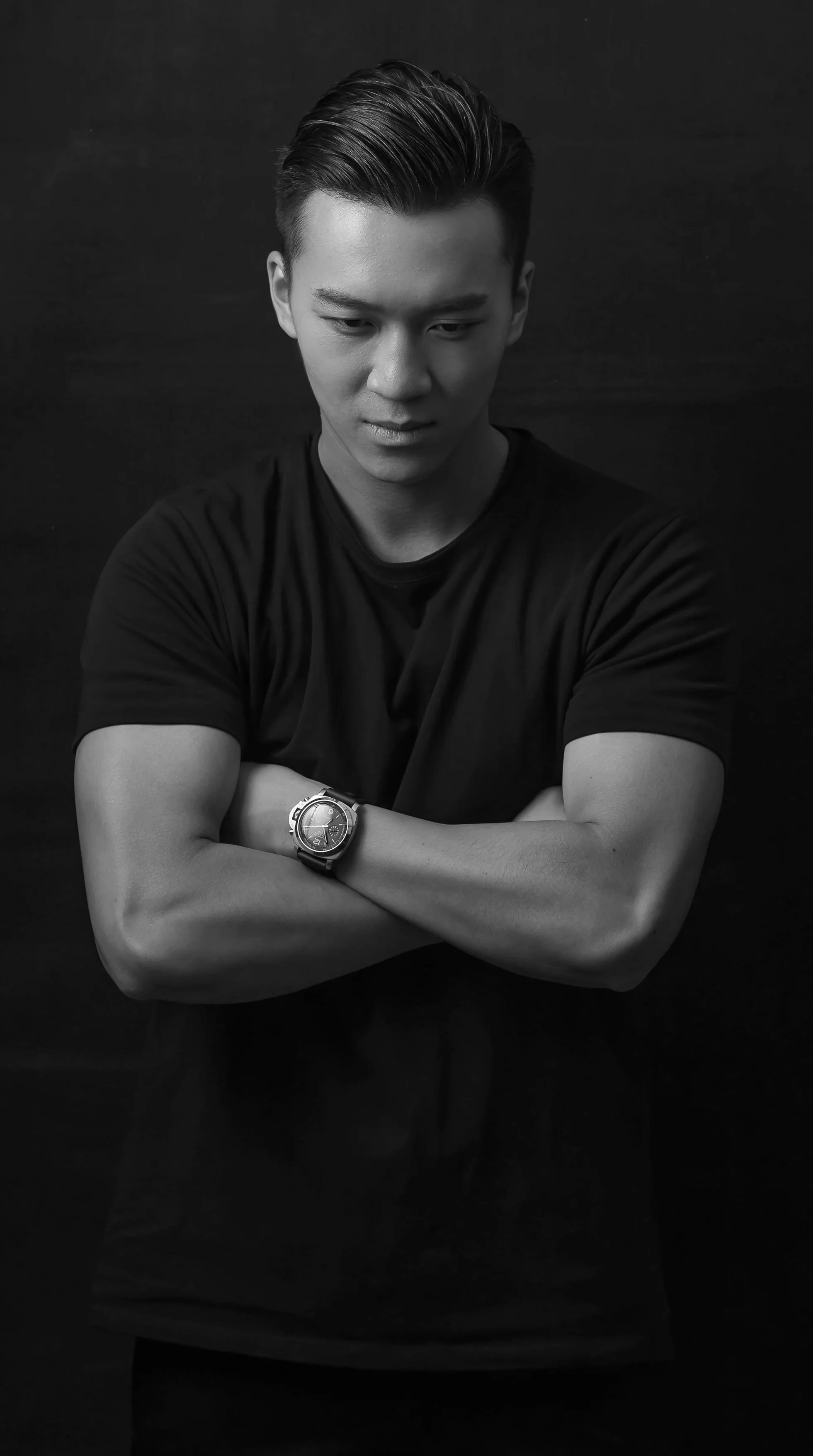 叶望风毕业于香港中文大学文化研究系。热爱魔术的他曾随魔术大师Jeff McBride及Eugene Burger 深造于拉斯维加斯著名魔术学府-MAGIC and MYSTERY SCHOOL。他是FISM世界魔术联盟亚洲冠军赛优胜者。曾于2012年出战于英国举行的“魔术奥林匹克”-FISM 大会。 Fung is a graduate student of the Department of Cultural Studies at the Chinese University of Hong Kong. Fung is a protégé of masters Jeff McBride and Eugene Burger from the Magic & Mystery School, Las Vegas’s most prominent school for learning magic. In addition, he won the FISM Asia Grand Prix award and participated in the 2012 FISM World Championships of Magic held in the UK.