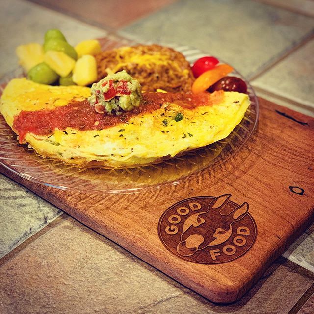 Saut&eacute;ed peppers, chicken and cheese omelet, with a side of refried beans for my little man. This darn kid doesn&rsquo;t eat cereal like all other kids his age. 🤷🏻&zwj;♀️👩🏻&zwj;🍳