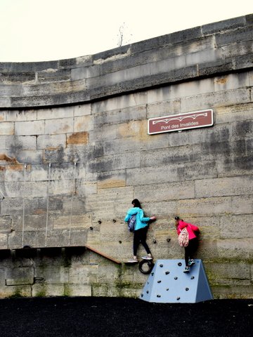 berges-de-seine-climbing-wall.JPG