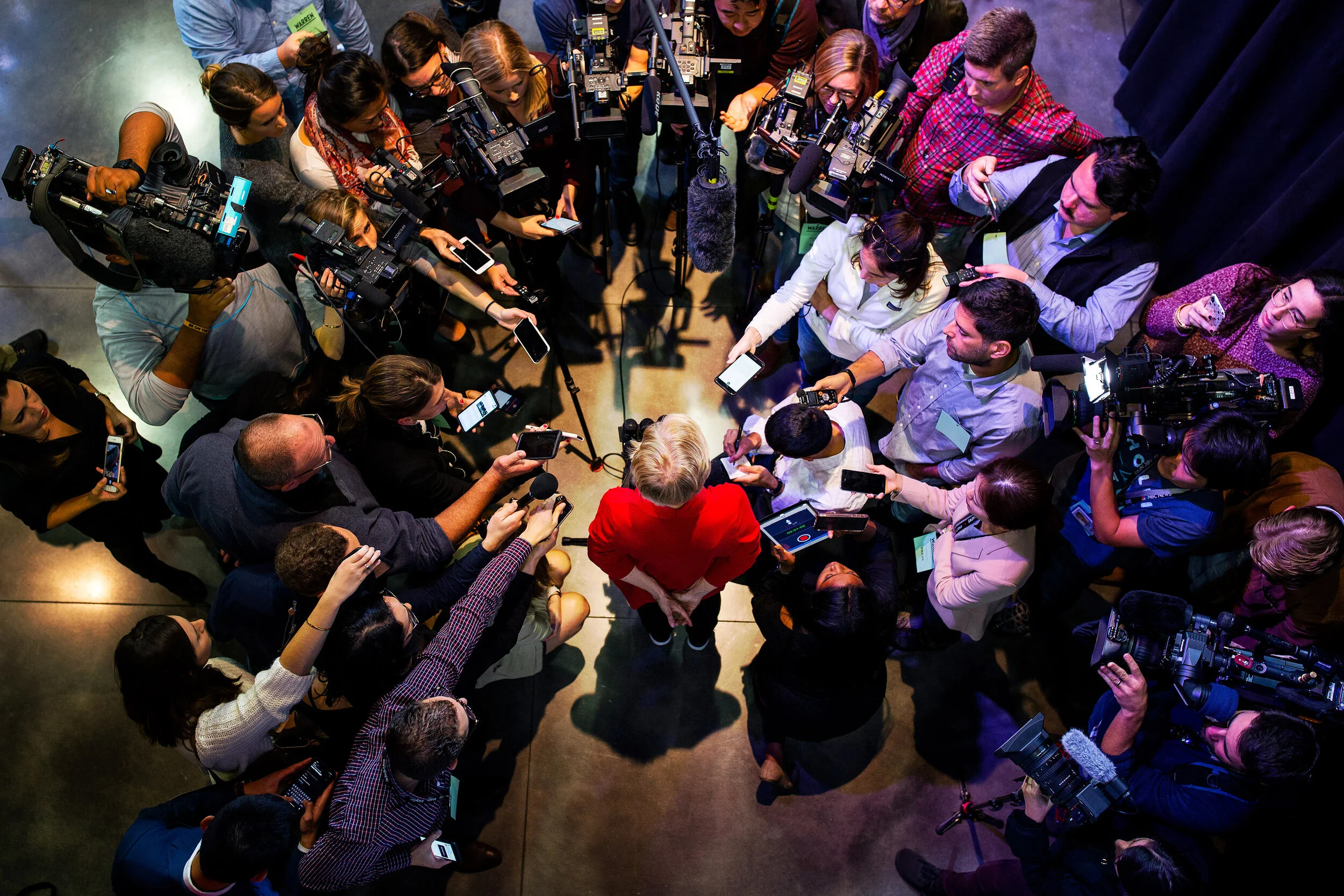  U.S. presidential candidate Elizabeth Warren answer questions from the press after her town hall at Simpson College in Indianola, Iowa. 
